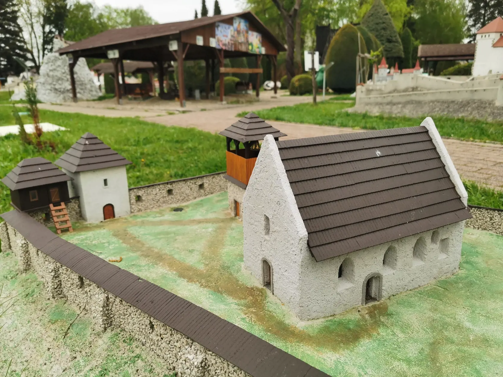 Haluzický kostolík. Takto vyzeral v čase najväčšej slávy. Neskororománsky opevnený kostolík sa nachádza nad obcou Haluzice. Bol postavený v polovici 13. storočia. Využívali ho aj protestanti, katolíkom sa vrátil po roku 1708 a slúžil ako farský kostol.