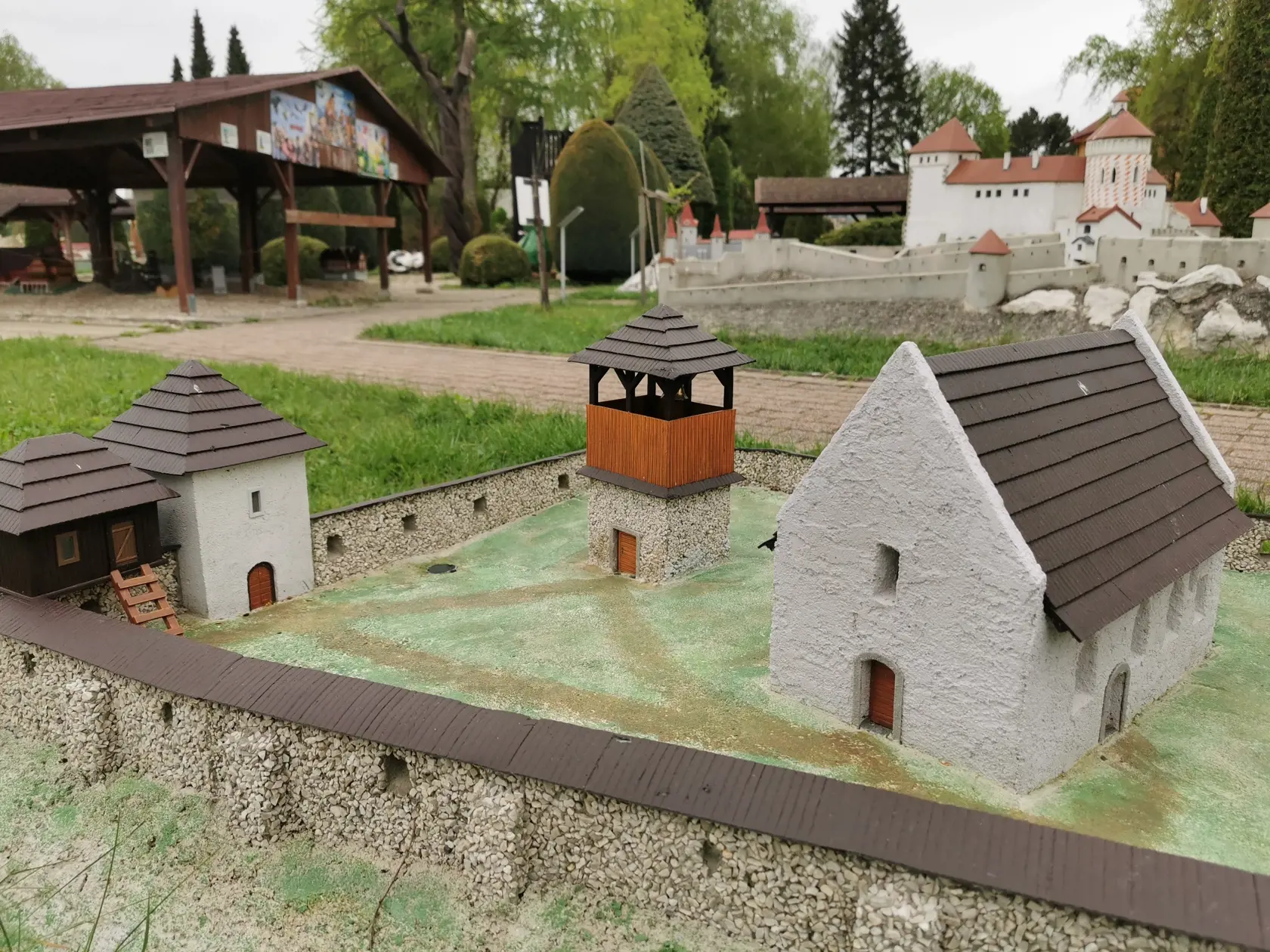 Haluzický kostolík. Takto vyzeral v čase najväčšej slávy. Neskororománsky opevnený kostolík sa nachádza nad obcou Haluzice. Bol postavený v polovici 13. storočia. Využívali ho aj protestanti, katolíkom sa vrátil po roku 1708 a slúžil ako farský kostol.