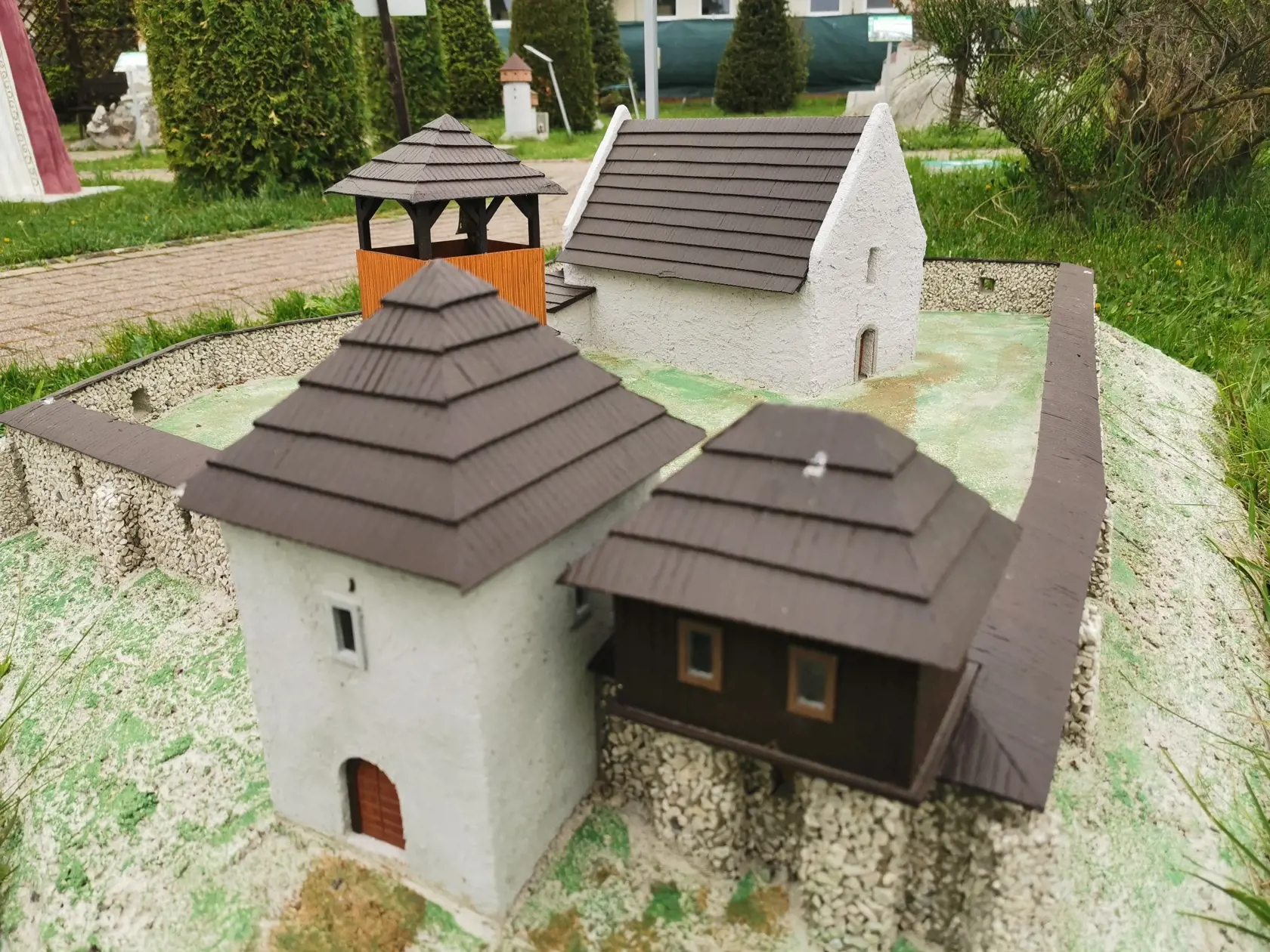 Haluzický kostolík. Takto vyzeral v čase najväčšej slávy. Neskororománsky opevnený kostolík sa nachádza nad obcou Haluzice. Bol postavený v polovici 13. storočia. Využívali ho aj protestanti, katolíkom sa vrátil po roku 1708 a slúžil ako farský kostol.