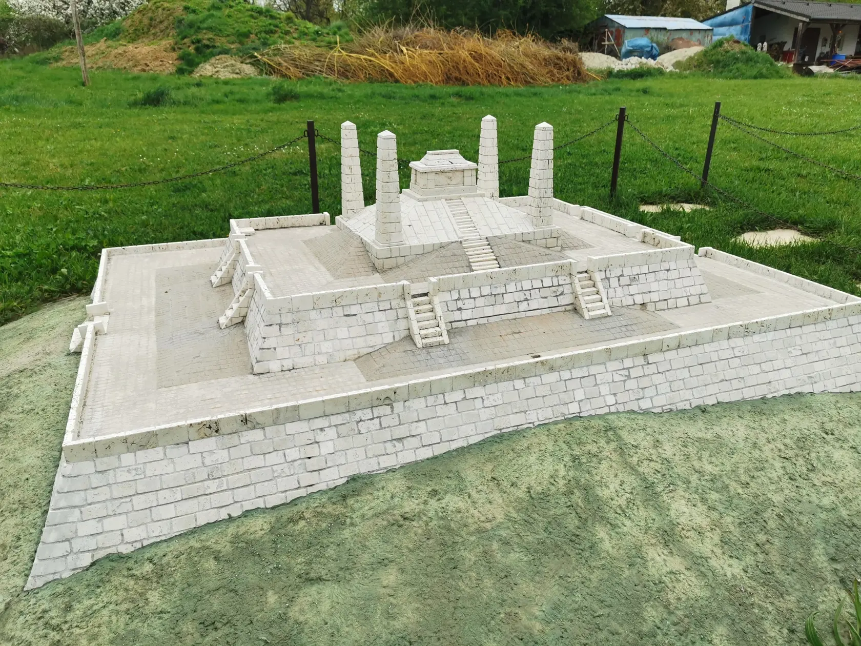Neuveriteľný príbeh sa viaže k modelu Štefánikovej mohyly na Bradle. "Model je postavený z travertínových kociek. Tento model sa skladá z 12-tisíc kociek. Kúpili sme travertín, tie sa narezali na pásiky, kocky a kvádriky a tak sa model staval. Robili sme ho asi 5 mesiacov," povedal zakladateľ Parku miniatúr Juraj Hlatký. Model vyzerá na vlas presne ako reálna mohyla.