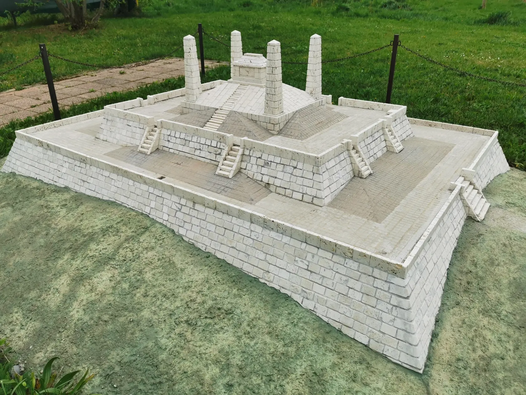 Neuveriteľný príbeh sa viaže k modelu Štefánikovej mohyly na Bradle. "Model je postavený z travertínových kociek. Tento model sa skladá z 12-tisíc kociek. Kúpili sme travertín, tie sa narezali na pásiky, kocky a kvádriky a tak sa model staval. Robili sme ho asi 5 mesiacov," povedal zakladateľ Parku miniatúr Juraj Hlatký. Model vyzerá na vlas presne ako reálna mohyla.