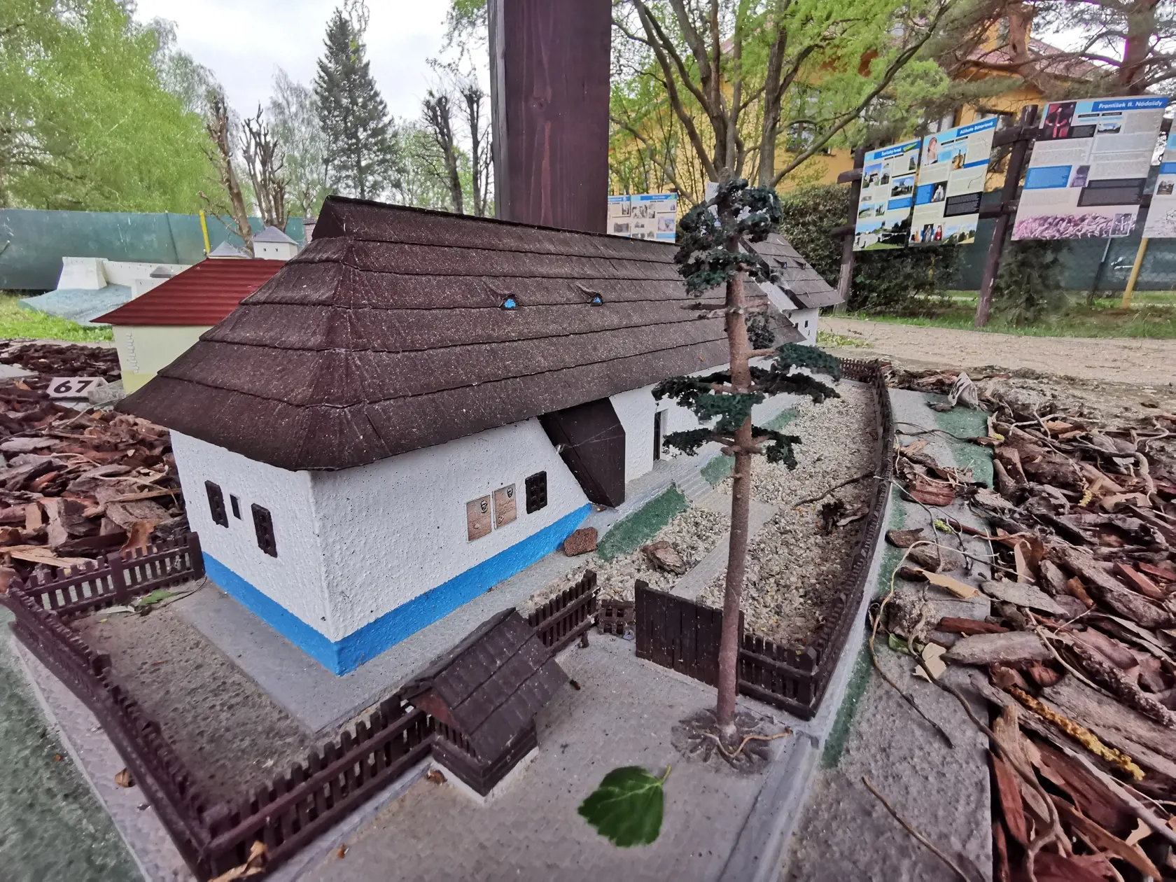 Rodný dom Ľudovíta Štúra a Alexandra Dubčeka sa nachádza v obci Uhrovec. Skutočne sa v ňom narodili až dve naše významné osobnosti. Jeho miniatúra vyzerá neuveriteľne reálne.