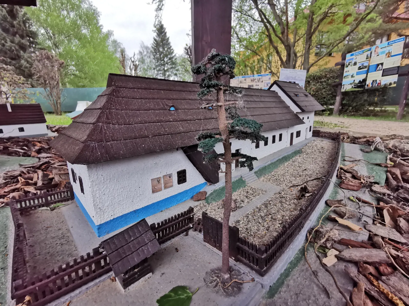 Rodný dom Ľudovíta Štúra a Alexandra Dubčeka sa nachádza v obci Uhrovec. Skutočne sa v ňom narodili až dve naše významné osobnosti. Jeho miniatúra vyzerá neuveriteľne reálne.