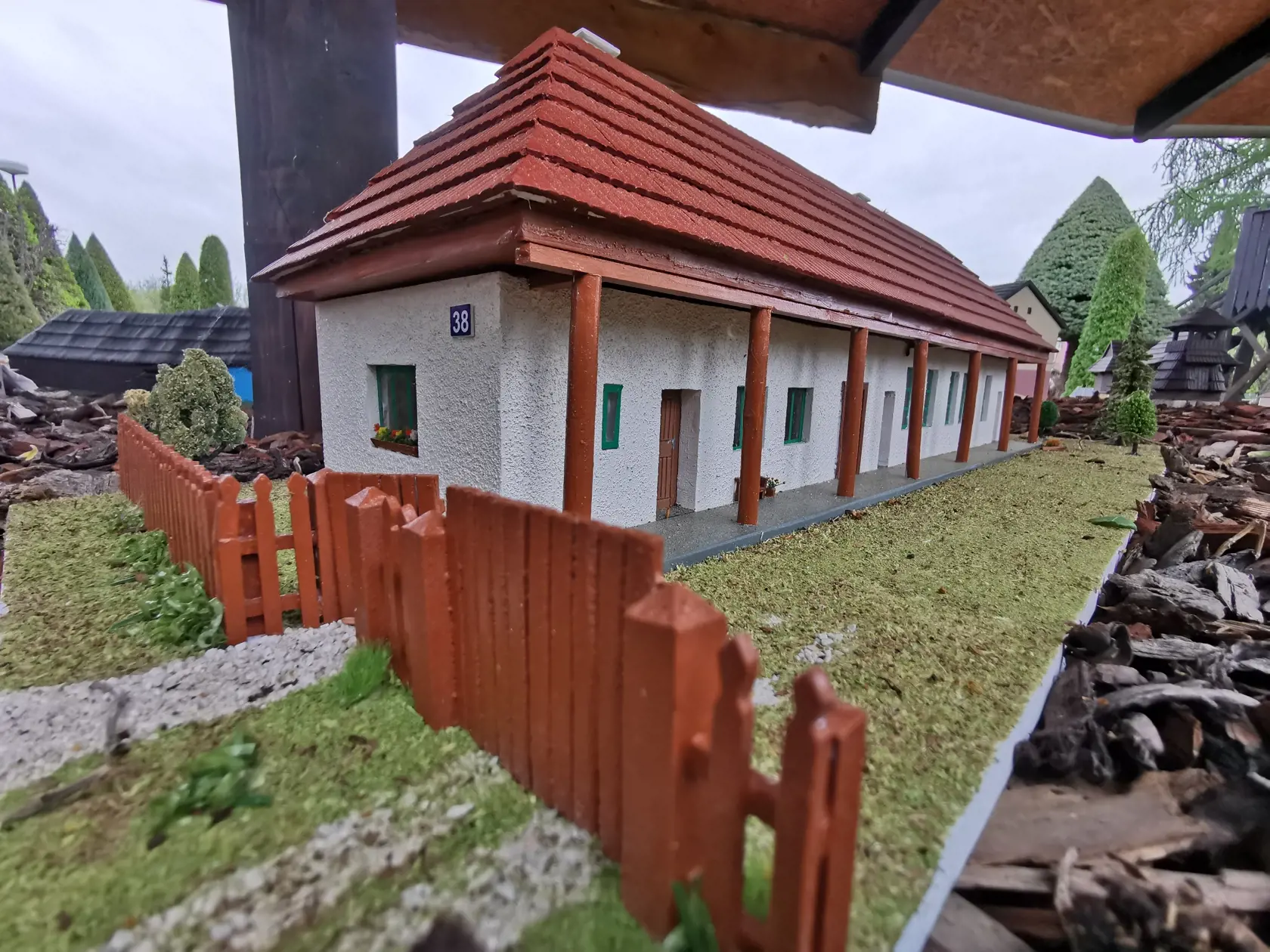 Model rodného domu Jána Domastu v Čápore. Ján Domasta bol spisovateľ píšuci najmä pre deti a mládež. Jeho najznámejším dielom boli Povesti o slovenských hradoch.