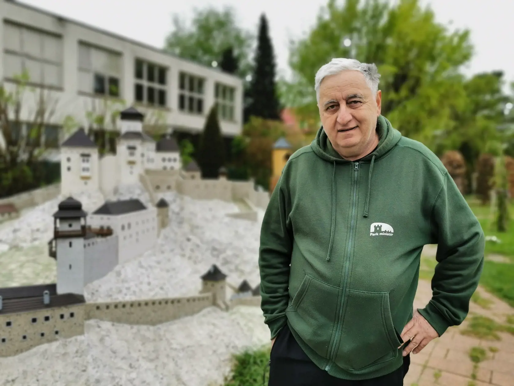 Zakladateľ Parku miniatúr v Podolí Juraj Hlatký pred jedným z posledných a zároveň najväčších modelov - model Trenčianskeho hradu.