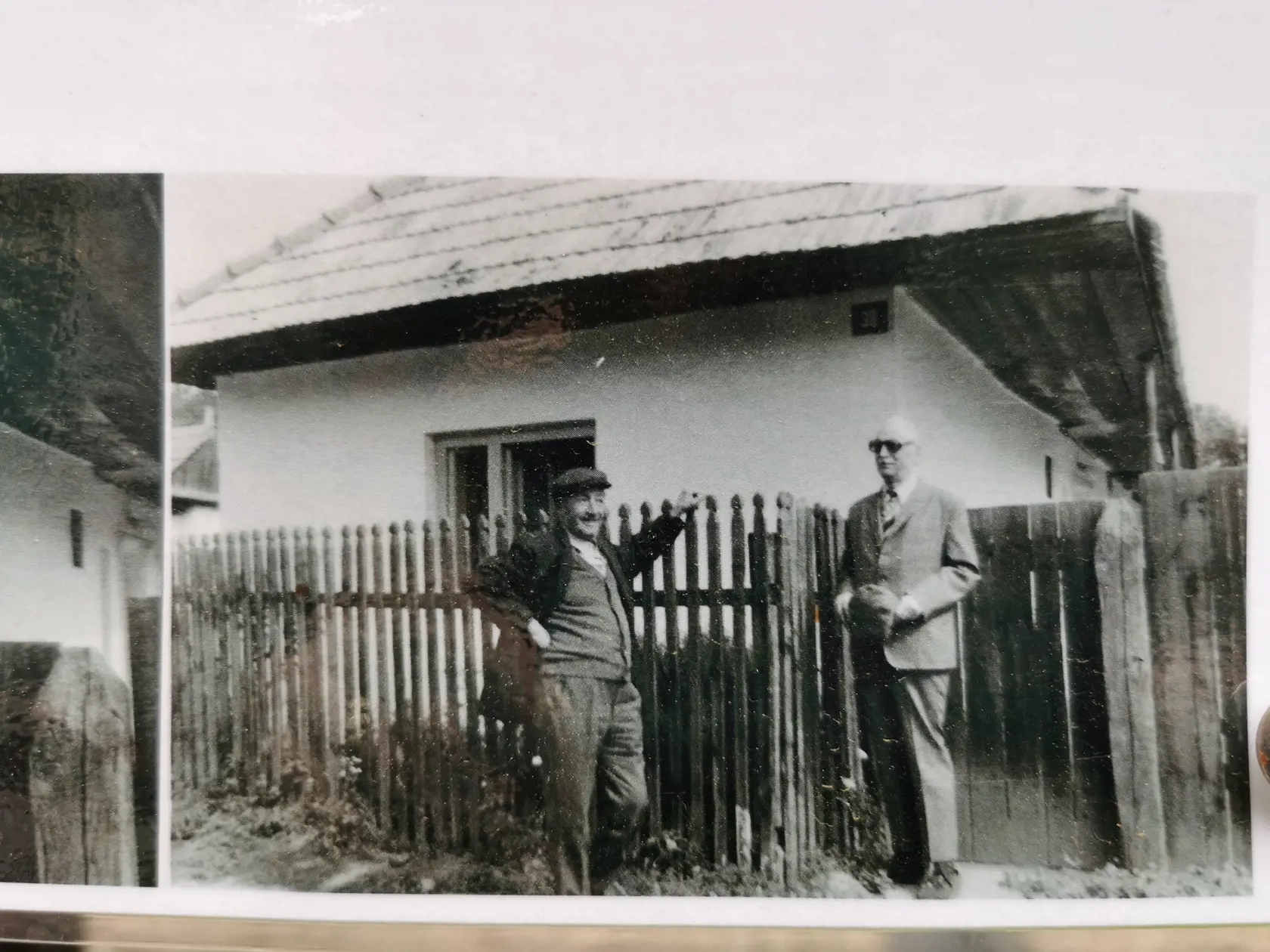 Takto vyzeral v skutočnosti rodný dom Jána Domastu v Čápore. Ján Domasta (na snímke vpravo) bol spisovateľ píšuci najmä pre deti a mládež. Jeho najznámejším dielom boli Povesti o slovenských hradoch.