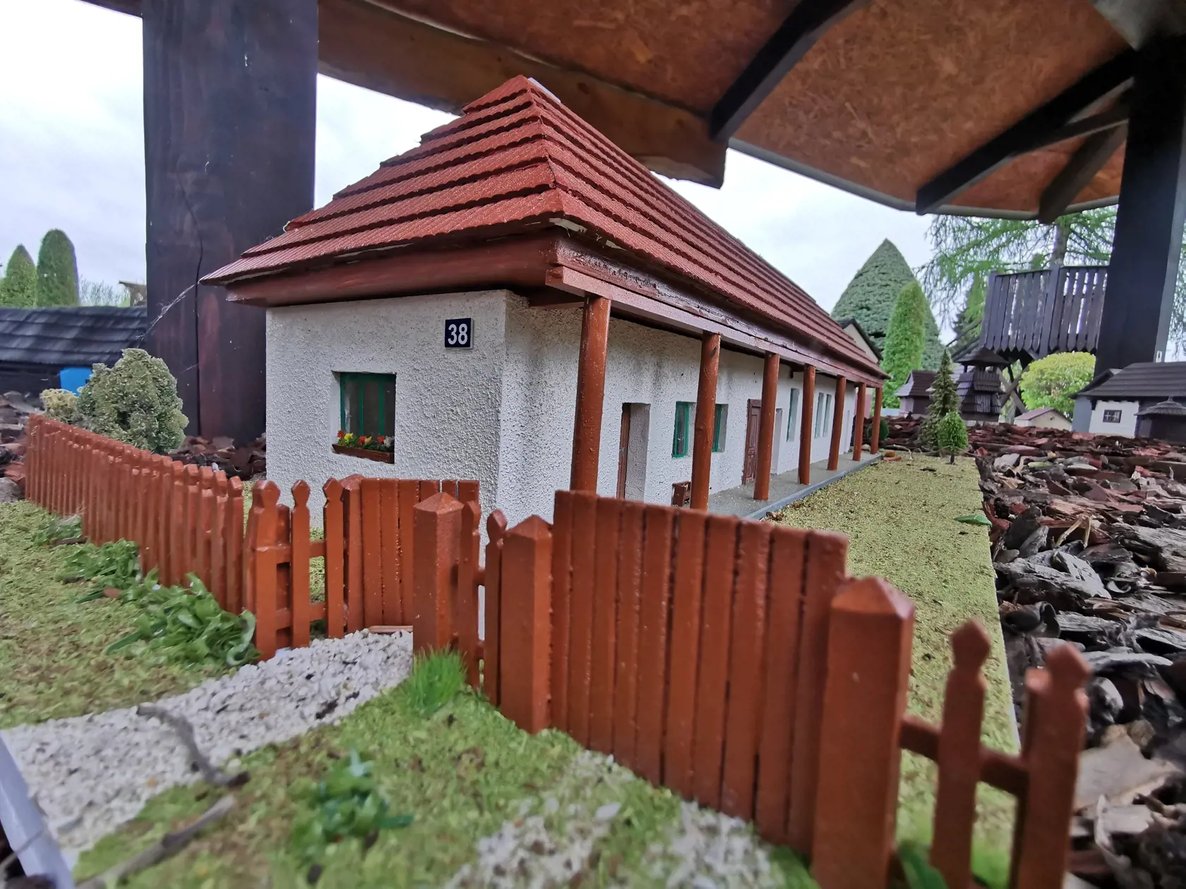 Model rodného domu Jána Domastu v Čápore. Ján Domasta bol spisovateľ píšuci najmä pre deti a mládež. Jeho najznámejším dielom boli Povesti o slovenských hradoch.