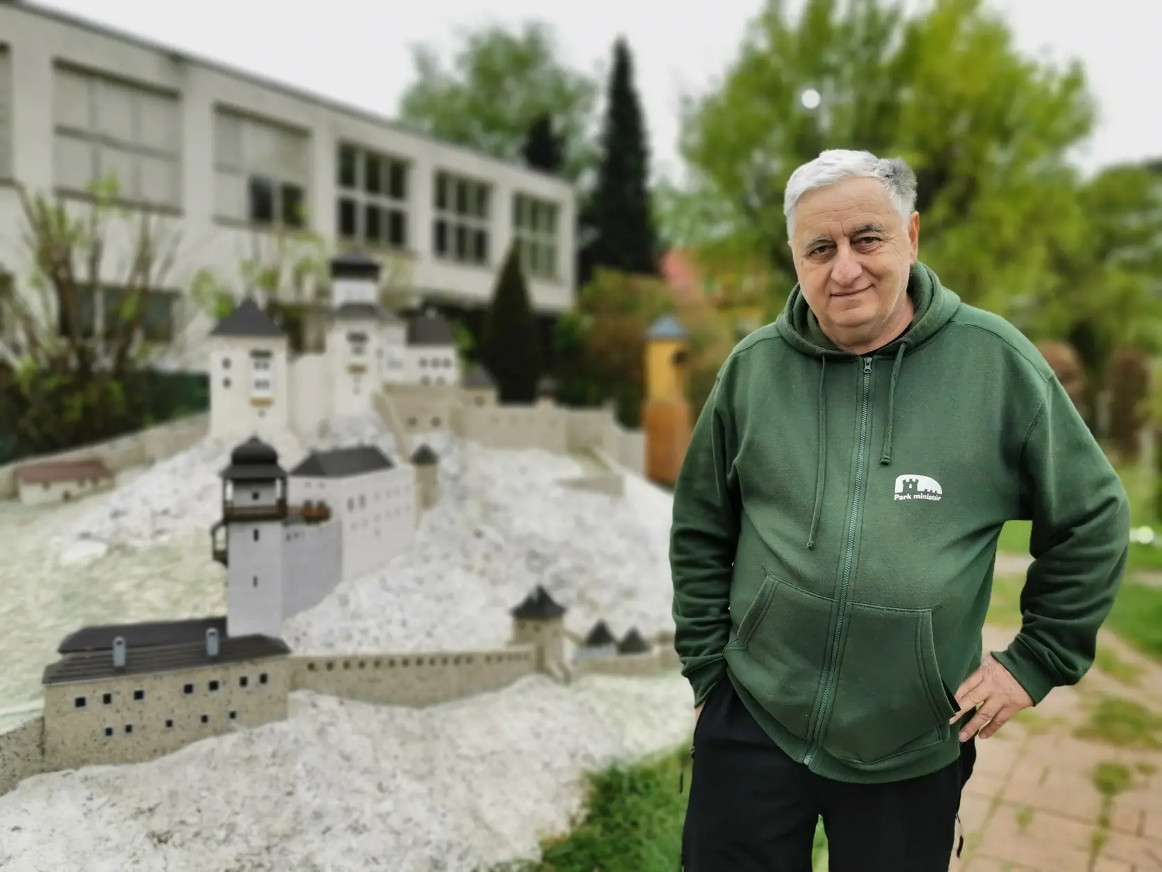 Zakladateľ Parku miniatúr v Podolí Juraj Hlatký pred jedným z posledných a zároveň najväčších modelov - model Trenčianskeho hradu.