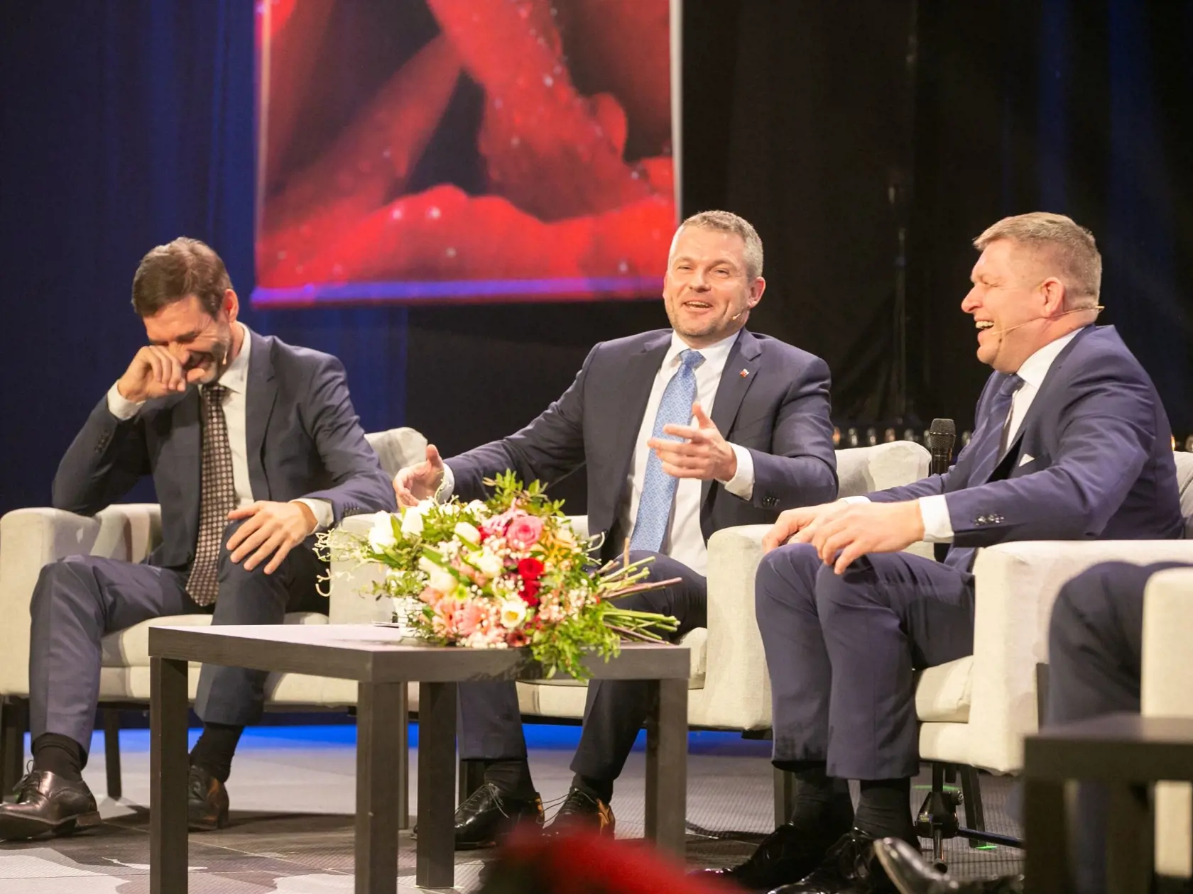 Premiér a predseda strany, Fico a Pellegrini bok po boku počas banskobystrických osláv MDŽ.