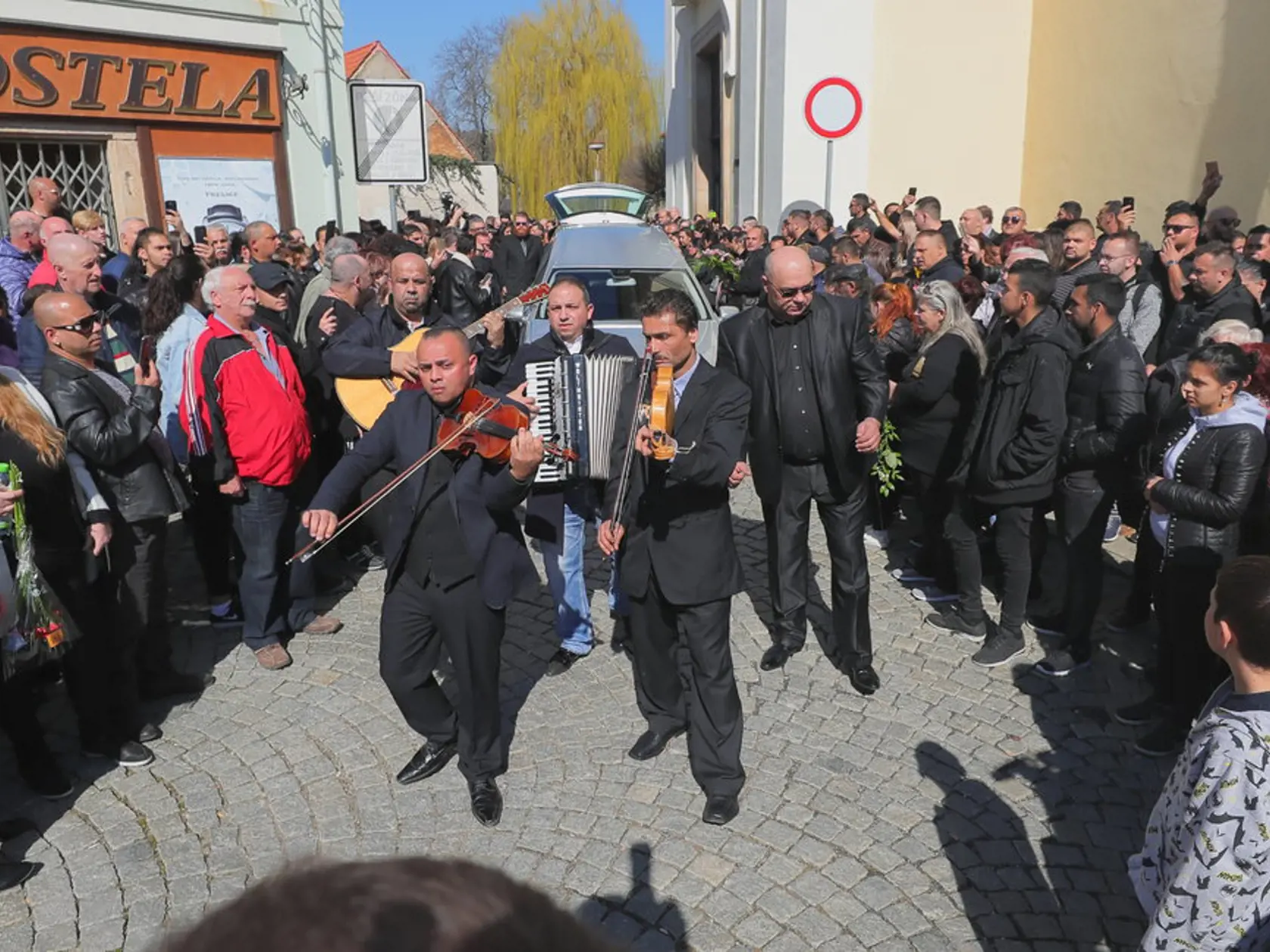 Na rozlúčku hrali Věre rómski hudobníci.