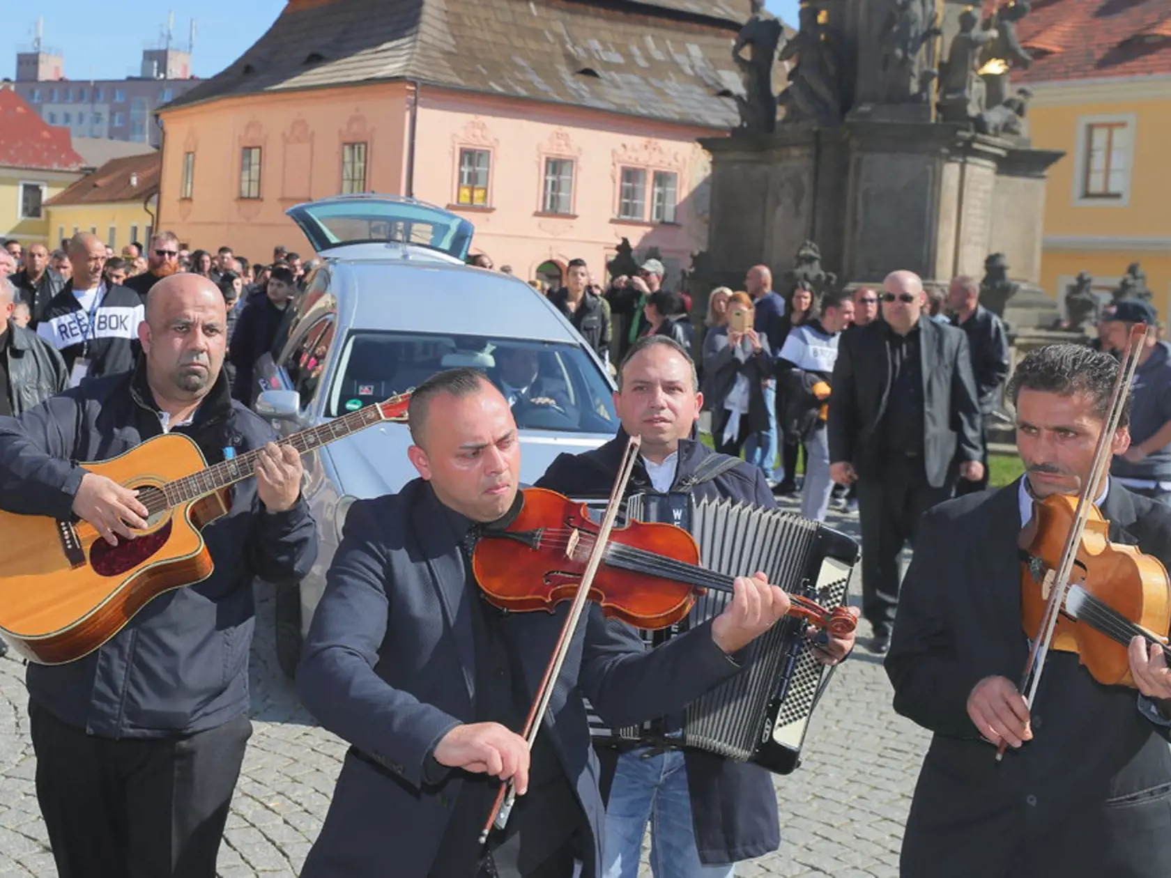 Na pravom cigánskom pohrebe nesmie chýbať hudba.