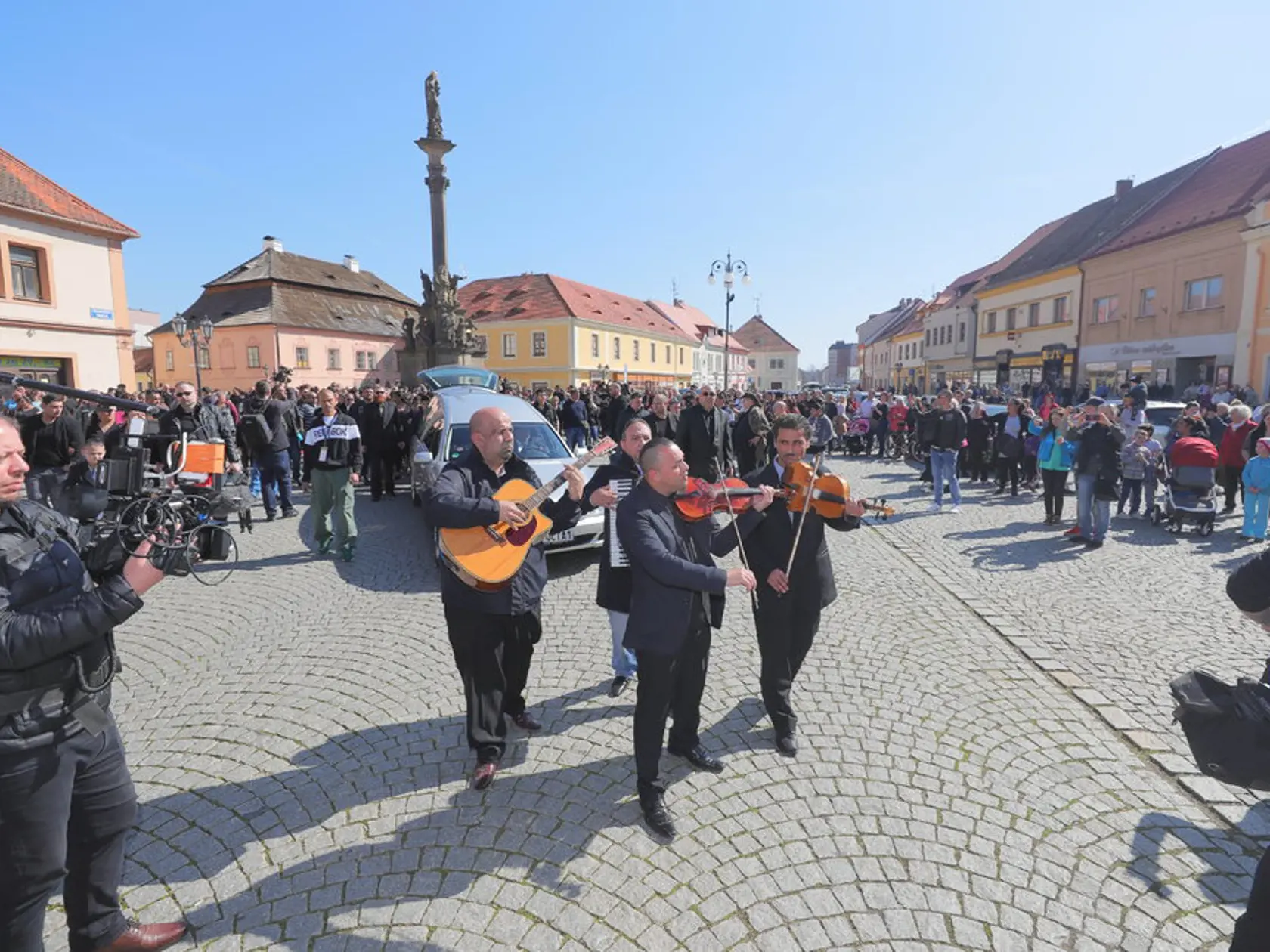 Na pravom cigánskom pohrebe nesmie chýbať hudba.