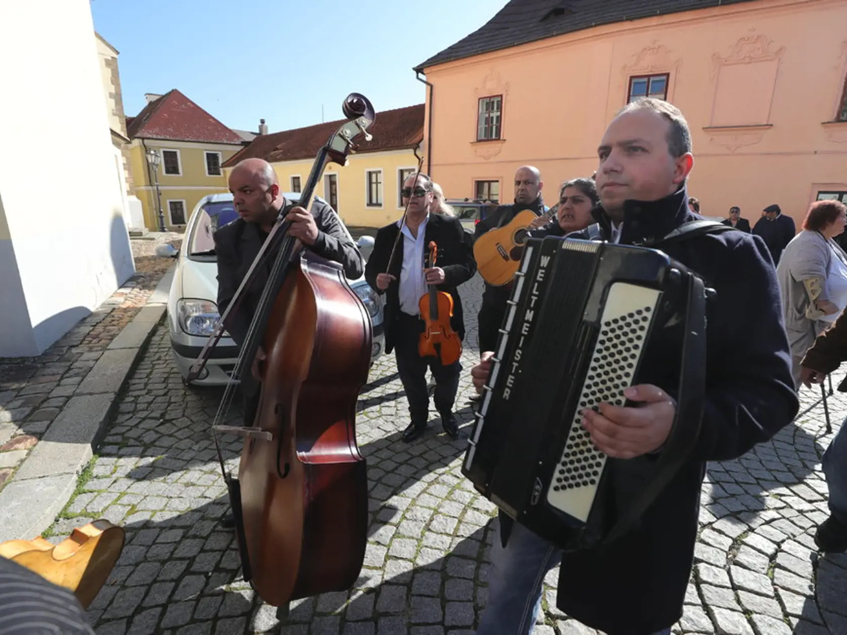 Na rozlúčku hrali Věre rómski hudobníci.