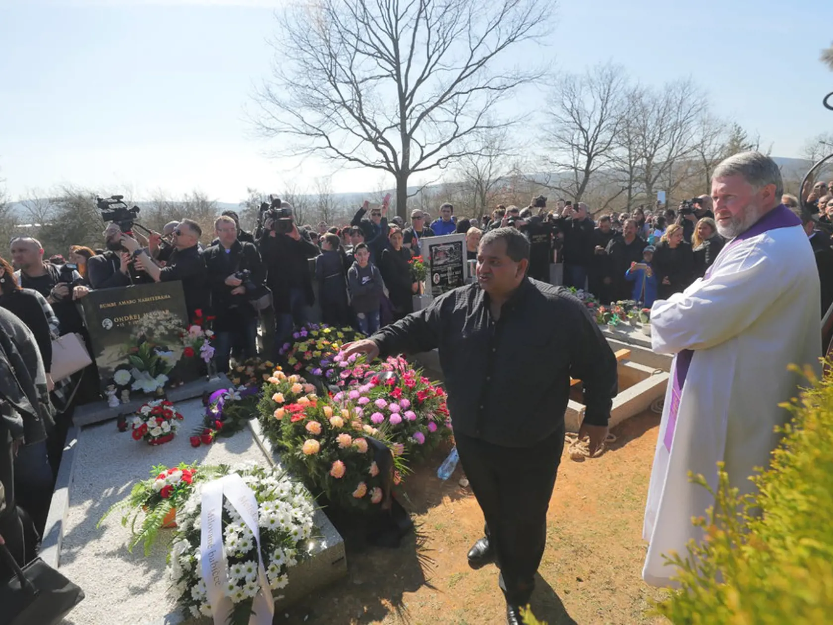 Posledné zábery z pohrebu Věry Bílej (†64).