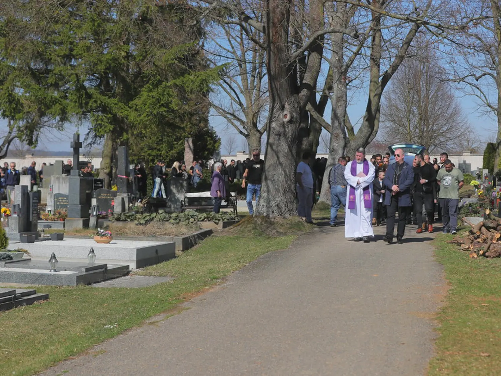Posledné zábery z pohrebu Věry Bílej (†64).