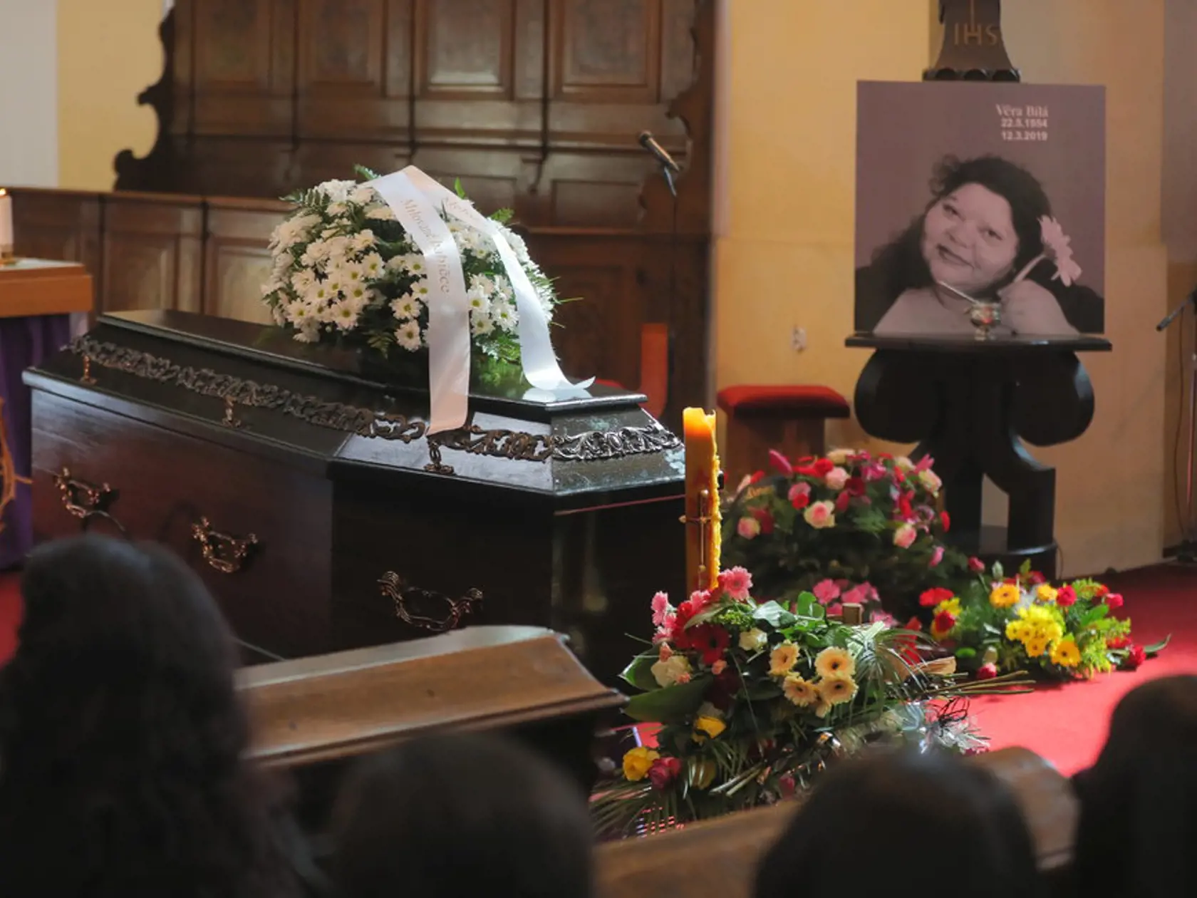 Zábery z poslednej rozlúčky so speváčkou Věrou Bílou.