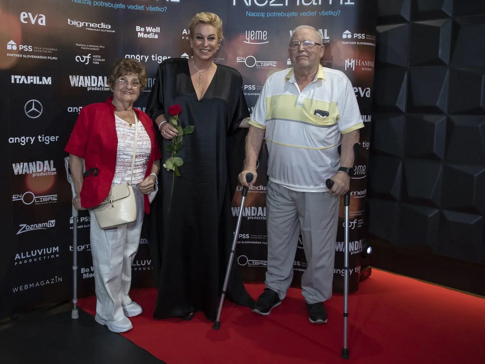 Premiéra filmu Známi Neznámi v bratislavskom Bory Mall. Na snímke je Wanda Adamík Hrycová a Pavol Traubner s manželkou.