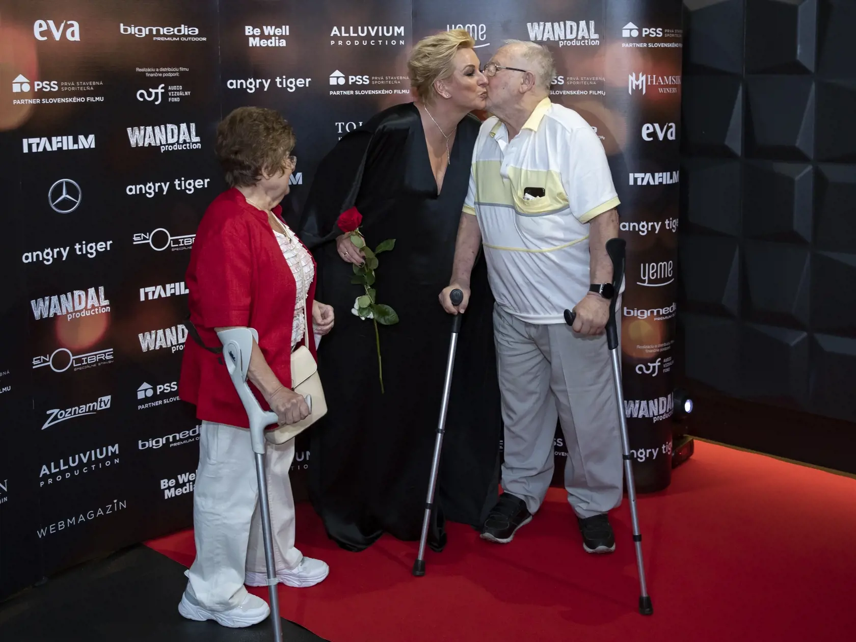 Premiéra filmu Známi Neznámi v bratislavskom Bory Mall. Na snímke je Wanda Adamík Hrycová a Pavol Traubner s manželkou.