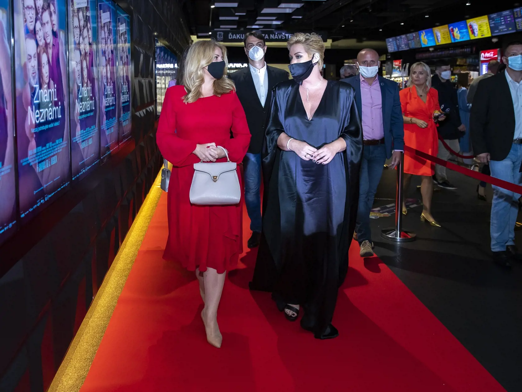 Premiéra filmu Známi Neznámi v bratislavskom Bory Mall. Na snímke je Wanda Adamík Hrycová a prezidentka Zuzana Čaputová.