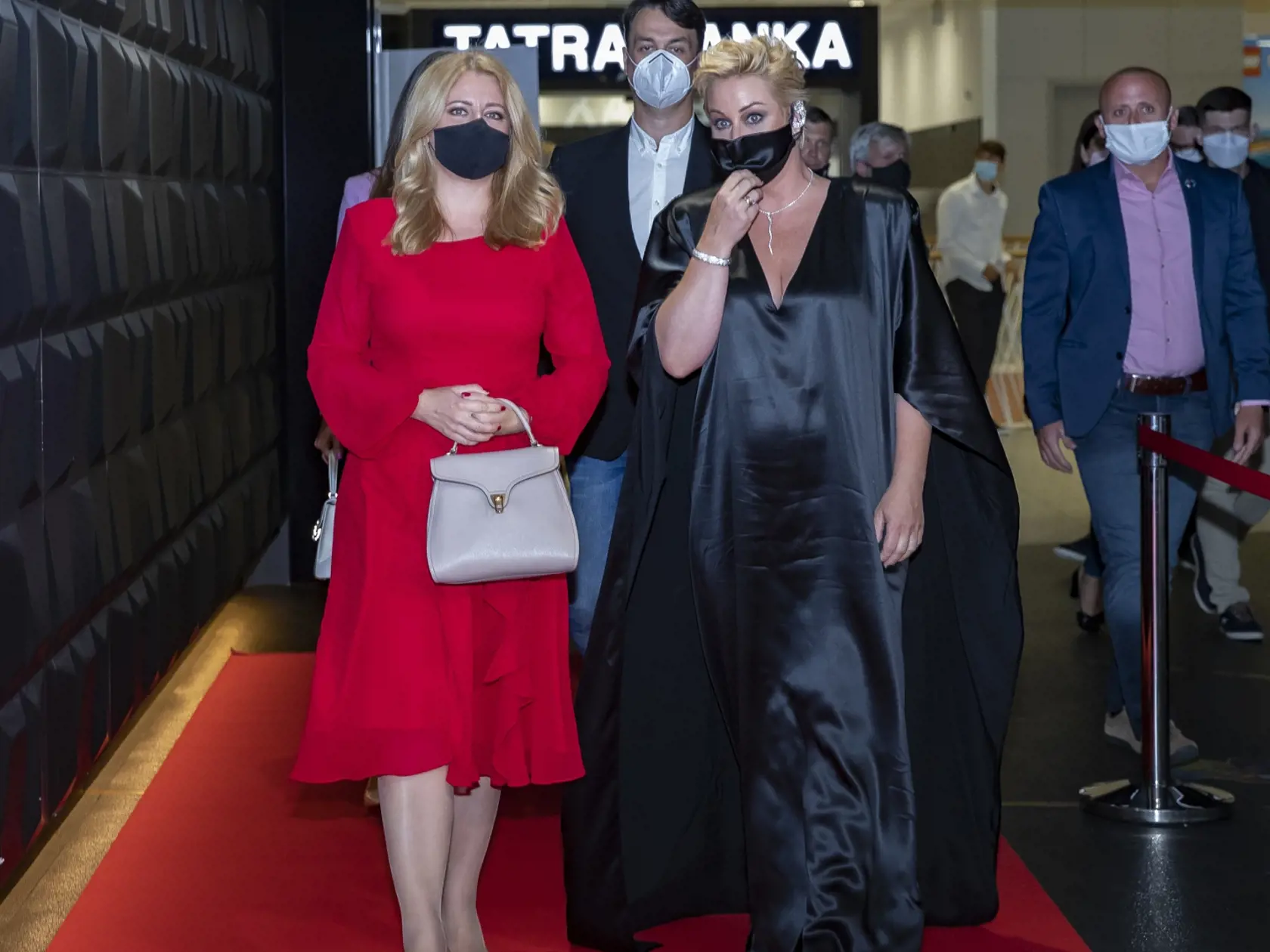 Premiéra filmu Známi Neznámi v bratislavskom Bory Mall. Na snímke je Wanda Adamík Hrycová a prezidentka Zuzana Čaputová.