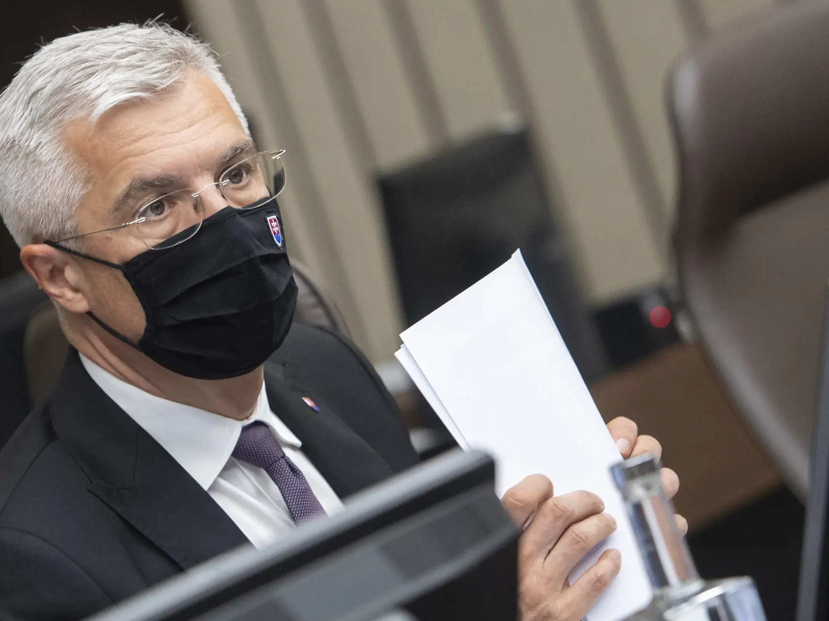 "Je však nevyhnutne potrebné povoľovanie výkonu ľahkých prác zjednodušiť. Zaregistrovala som pripomienky zástupcov podnikateľov, ktorí zmenu vítajú, ale z ich pohľadu je okolo vybavovania príliš veľa byrokracie. Určite by sme si mali sadnúť za spoločný stôl s podnikateľmi, inšpektorátmi práce, úradom verejného zdravotníctva a doladiť konanie tak, aby mladým nestálo v ceste veľa prekážok," dodala Halgašová