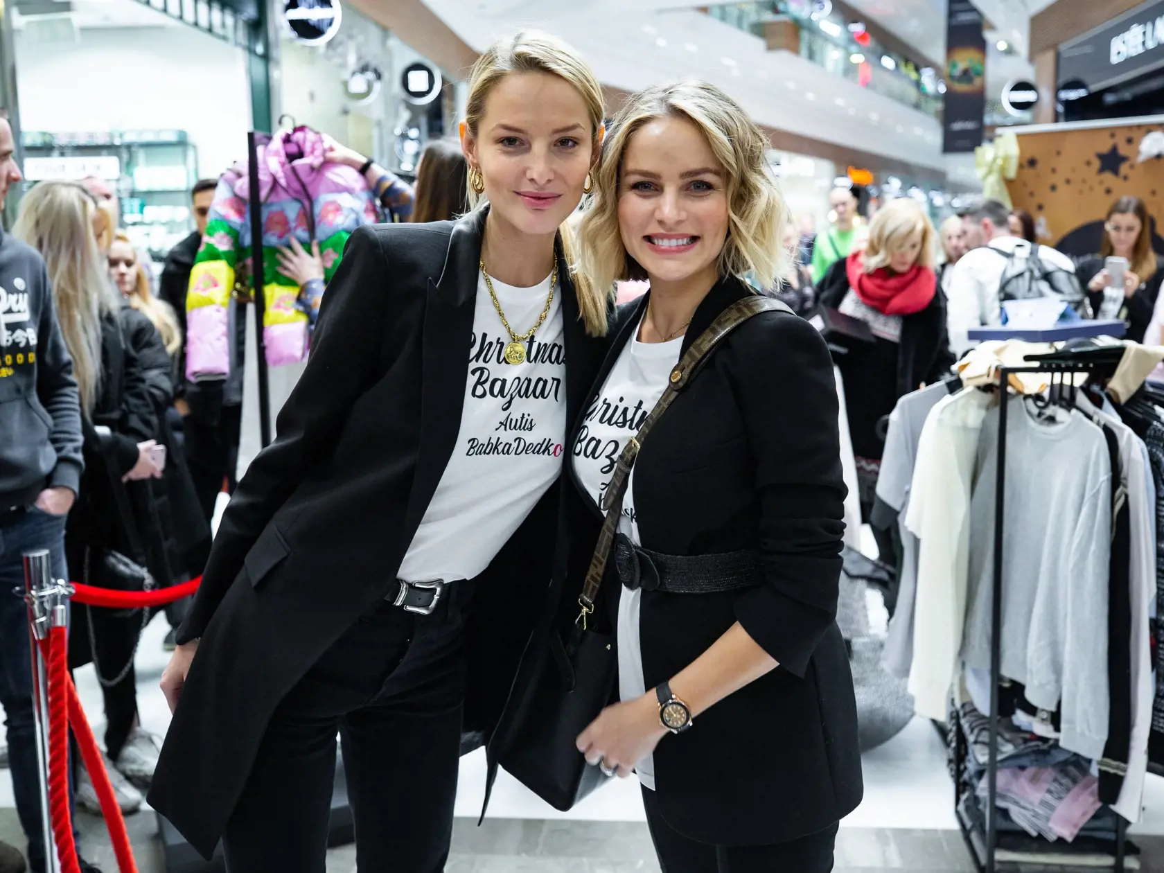 Charitatívny bazár slovenských celebrít v jednom z bratislavských nákupných centier. Na snímke Ivana Gáborík a Michaela Kocianová.