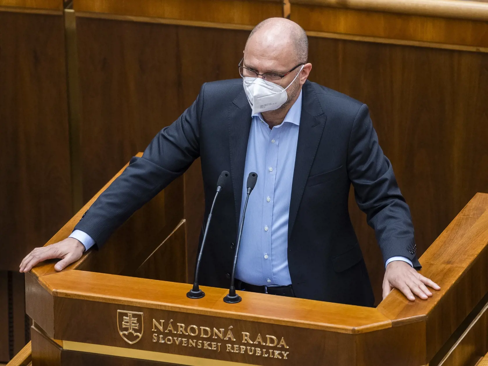 "Je však nevyhnutne potrebné povoľovanie výkonu ľahkých prác zjednodušiť. Zaregistrovala som pripomienky zástupcov podnikateľov, ktorí zmenu vítajú, ale z ich pohľadu je okolo vybavovania príliš veľa byrokracie. Určite by sme si mali sadnúť za spoločný stôl s podnikateľmi, inšpektorátmi práce, úradom verejného zdravotníctva a doladiť konanie tak, aby mladým nestálo v ceste veľa prekážok," dodala Halgašová