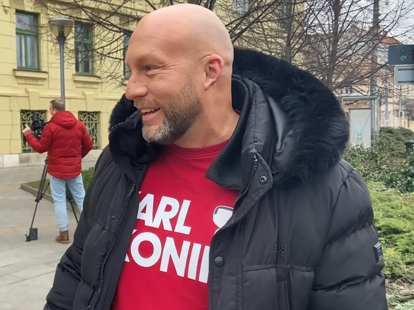 Djordjevičovi vrátnik povedal, že dnes nič nevybaví, nech príde inokedy. Hoci sa poslanec usmieval, neskrýval hnev nad takýmto konaním pracovníka úradu.