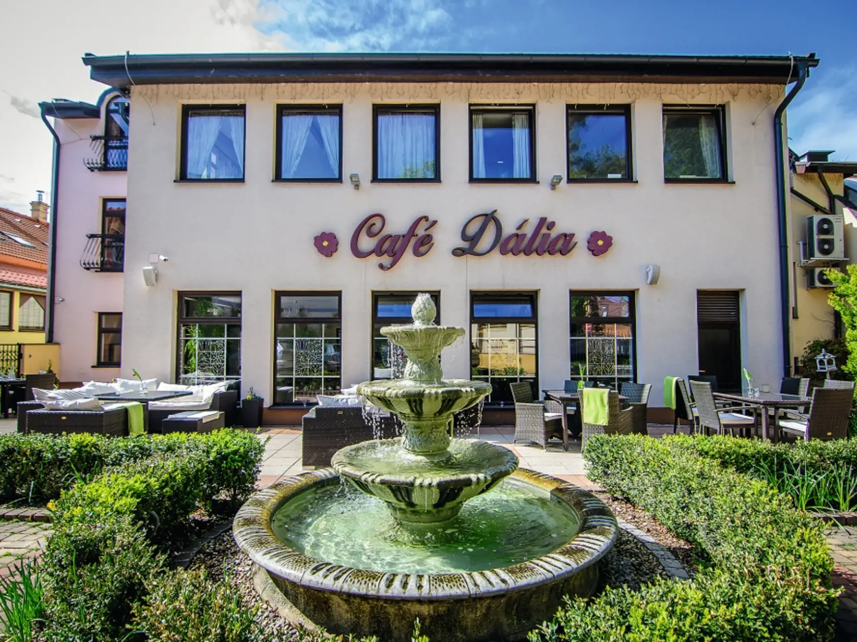Získať oprávnenie nazývať svoj hotel
alebo kemp EKO zariadením nie je jednoduché? Nejde „len“
o triedenie odpadu či zavedenie inteligentného systému, lebo
certifikácia európskou ekoznačkou vyžaduje splniť 29 povinných
kritérií a získať stanovený počet bodov deklarovaním časti
z 90 voliteľných kritérií.