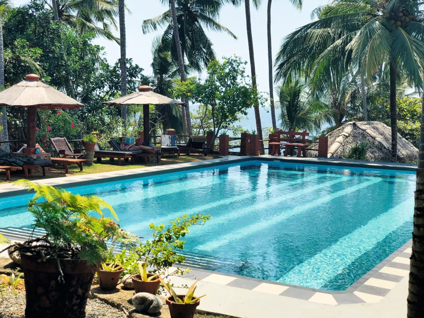 Získať oprávnenie nazývať svoj hotel
alebo kemp EKO zariadením nie je jednoduché? Nejde „len“
o triedenie odpadu či zavedenie inteligentného systému, lebo
certifikácia európskou ekoznačkou vyžaduje splniť 29 povinných
kritérií a získať stanovený počet bodov deklarovaním časti
z 90 voliteľných kritérií.