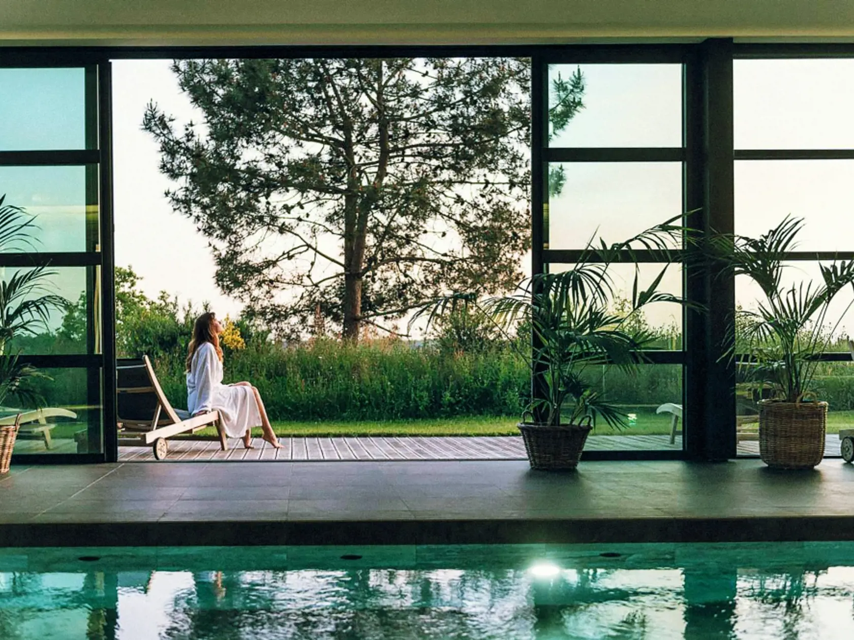 Získať oprávnenie nazývať svoj hotel
alebo kemp EKO zariadením nie je jednoduché? Nejde „len“
o triedenie odpadu či zavedenie inteligentného systému, lebo
certifikácia európskou ekoznačkou vyžaduje splniť 29 povinných
kritérií a získať stanovený počet bodov deklarovaním časti
z 90 voliteľných kritérií.