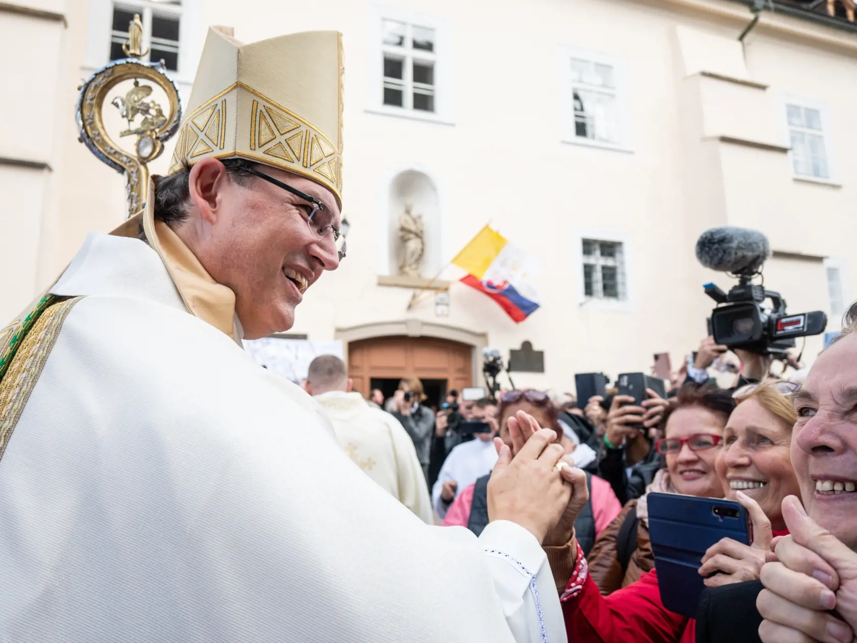 Doterajší farár a dekan v Kežmarku František Trstenský, ktorého 8. septembra pápež František vymenoval za nového spišského biskupa, prijal biskupskú vysviacku v Katedrále svätého Martina v Spišskej Kapitule. Zároveň prevzal úrad spišského diecézneho biskupa. Na snímke nový spišský biskup František Trstenský zdraví veriacich po svojej vysviacke pred Katedrálou sv. Martina v Spišskom Podhradí v sobotu 21. októbra 2023. FOTO TASR - Veronika Mihaliková