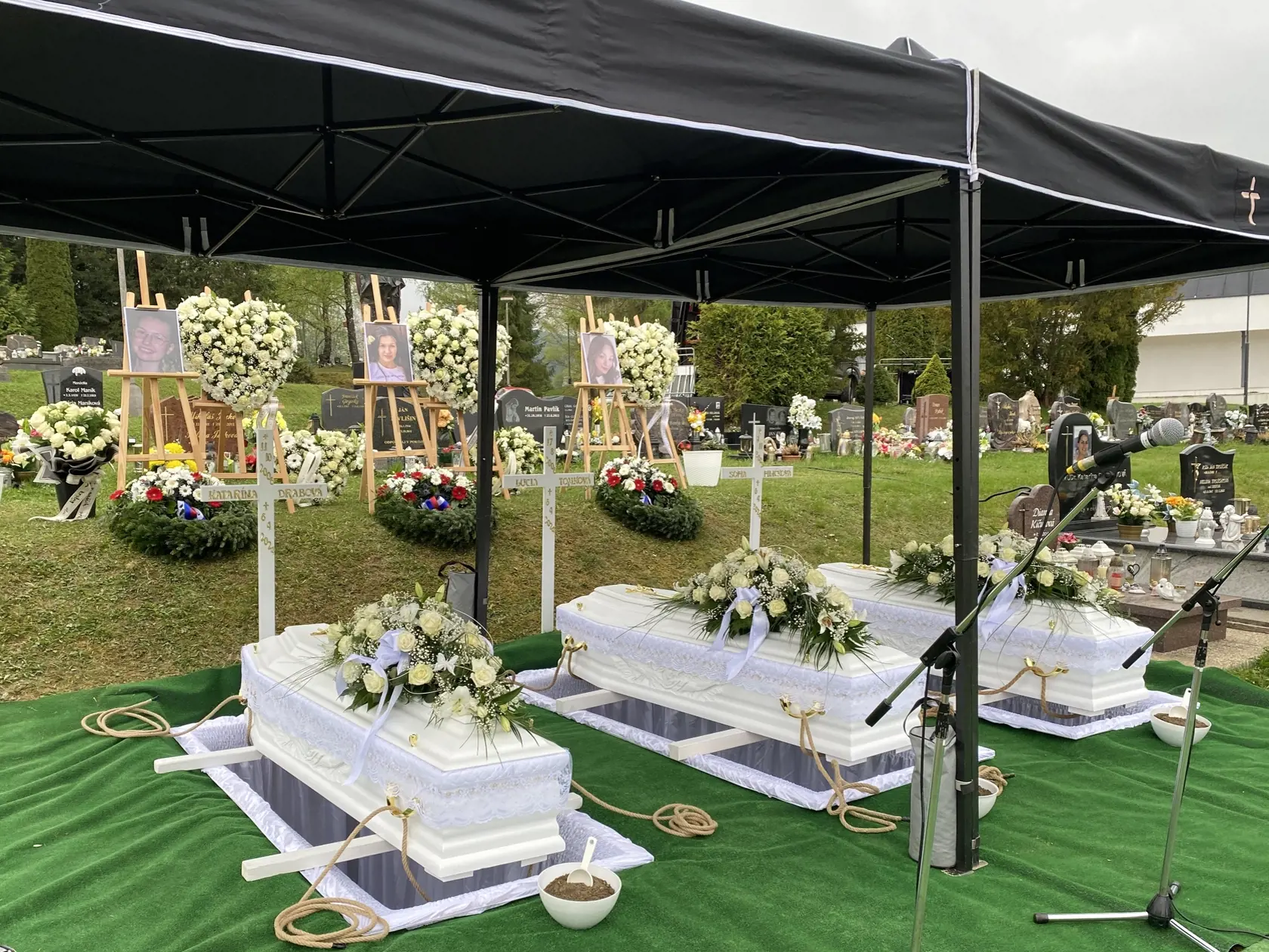 Pohreb troch obetí tragickej havárie pri Spišskej Kapitule v sobotu 6. 4. 2024.
