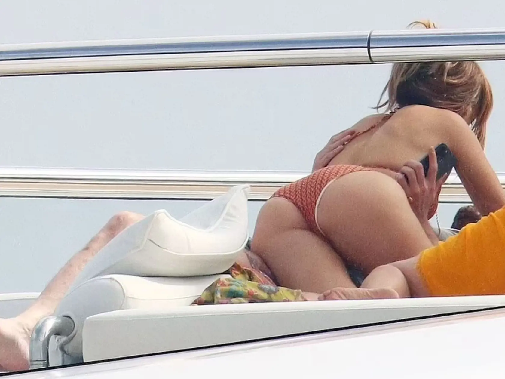 Jennifer Lopez sa na svoje 52. narodeniny dočkala krásneho prekvapenia v podobe plavby luxusnou jachtou vo francúzskom Saint-Tropez a narodeninovou tortou od jej partnera Bena, ktorý by krásnej speváčke, zdá sa, zniesol aj modré z neba.