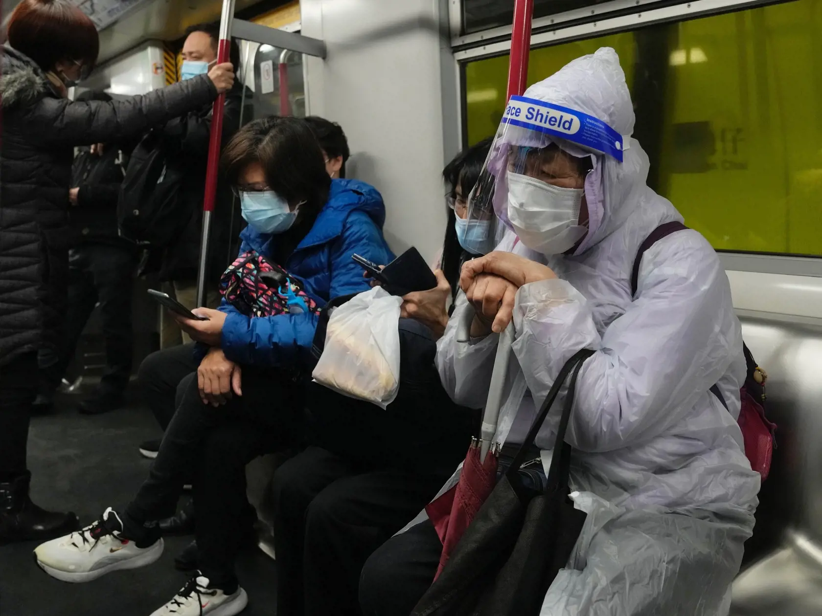 Hongkong po takmer troch rokoch ruší povinnosť nosenia rúšok na verejnosti
