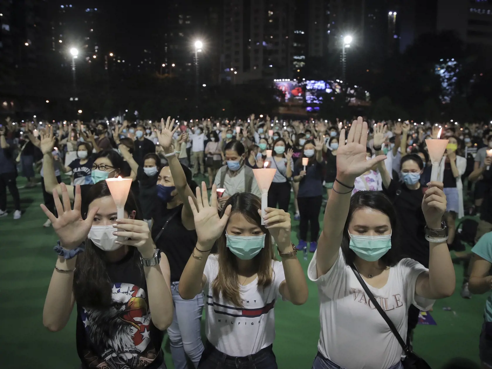 Hongkong po takmer troch rokoch ruší povinnosť nosenia rúšok na verejnosti