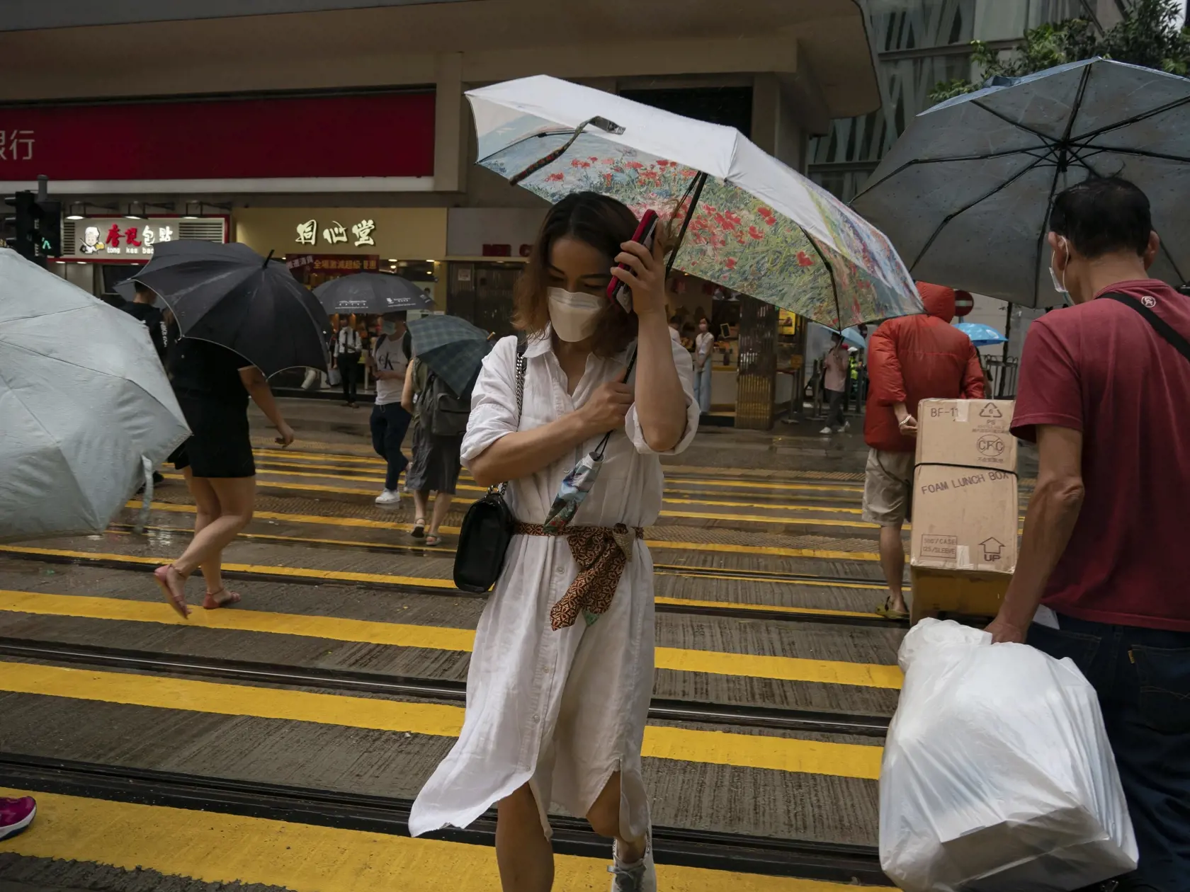 Hongkong po takmer troch rokoch ruší povinnosť nosenia rúšok na verejnosti
