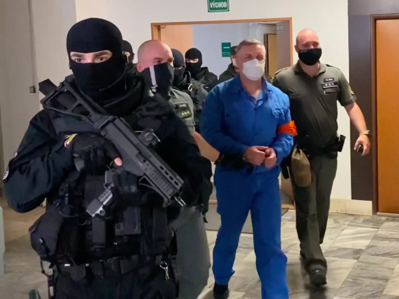 Mikuláša Černáka priviezli na prešovský okresný súd v putách. Na rozdiel od neho mal jeho bývalý poskok Slavomír Surový aj takzvaného medveďa, putá aj na nohách.