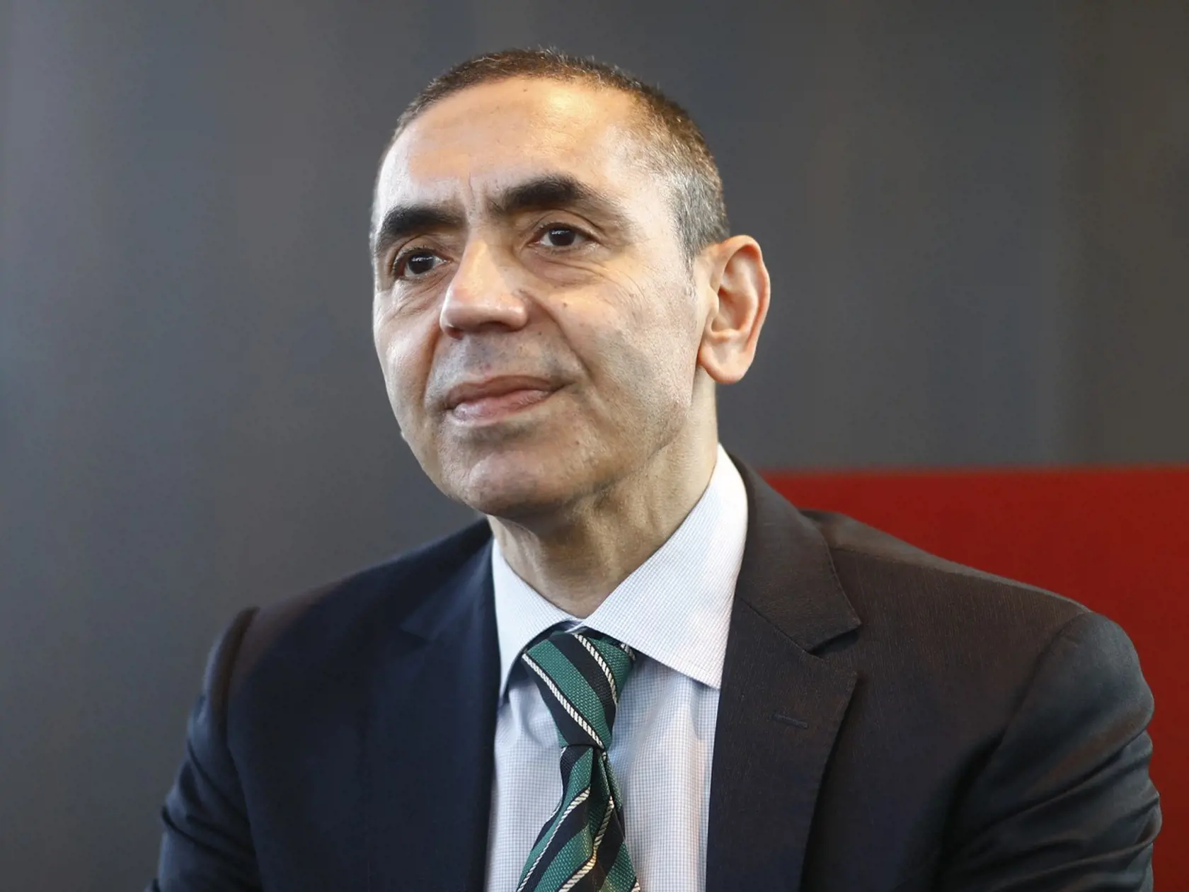 Podľa šéfa BioNTech Ugura Šahina je prvá generácia proticovidovej vakcíny od konzorcia Pfizer/BioNTech účinná aj proti koronavírusovým variantom vrátane mutácie delta a v súčasnosti nie je potrebné ju modifikovať.