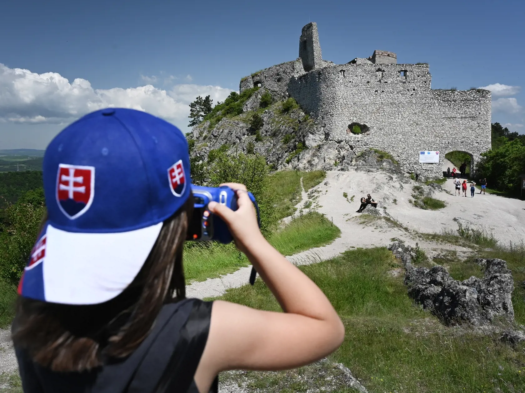 Lákadlom tohtoročnej turistickej sezóny na Čachtickom hrade je projekt Cesta za dukátmi. Jeho cieľom je, aby turisti počas leta navštívili štvoricu Stiborových hradov (Beckov, Čachtice, Plavecké Podhradie a Uhrovec) a na každom z nich si vyrazili dukát kráľa Žigmunda. V Čachticiach majú návštevníci možnosť vidieť aj nového dreveného draka Báthoryho, strašidelnú expozíciu krvavej grófky, včeliu cestu a na hrad sa môžu aj tento rok odviesť z centra obce turistickým vláčikom.