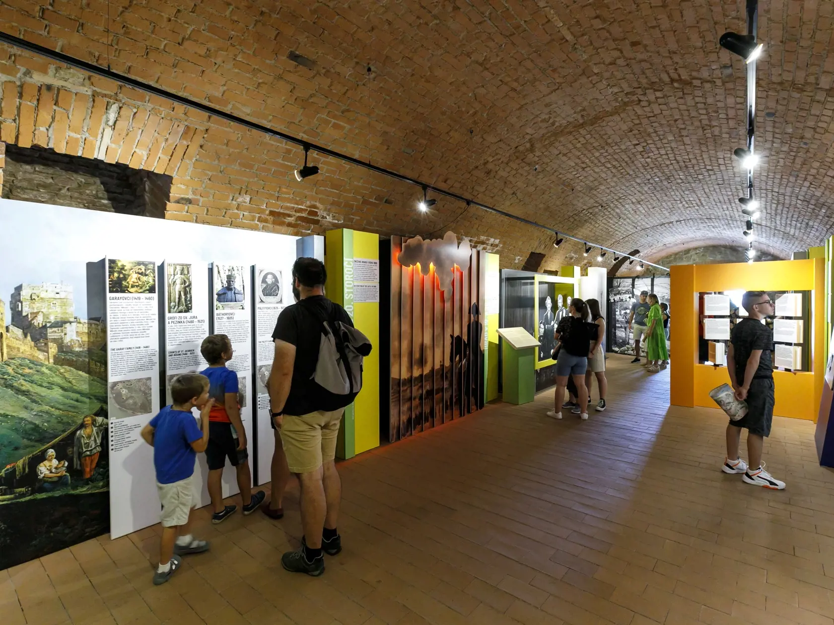 Múzeum mesta Bratislavy je s viac ako 150-ročnou tradíciou (1868) najstarším nepretržite pôsobiacim múzeom na Slovensku.  Pod správu Múzea Mesta Bratislavy (MMB) patrí aj národná kultúrna pamiatka Hrad Devín.  Devín bol dôležitým hradiskom a vojenským i kultúrnym centrom.  V súčasnosti v areáli návštevníci nájdu stálu expozíciu Hrad Devín v 13. – 20. storočí (na snímke), ktorá prostredníctvom viac ako 300 archeologických nálezov.