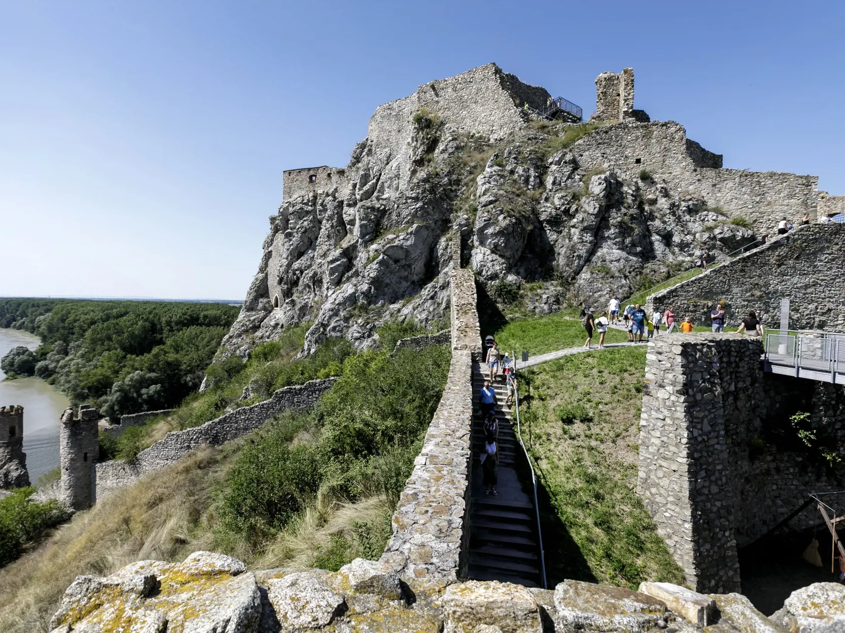 Múzeum mesta Bratislavy je s viac ako 150-ročnou tradíciou (1868) najstarším nepretržite pôsobiacim múzeom na Slovensku. Pod správu Múzea Mesta Bratislavy (MMB) patrí aj národná kultúrna pamiatka Hrad Devín.  Devín bol dôležitým hradiskom a vojenským i kultúrnym centrom.  V súčasnosti v areáli návštevníci nájdu stálu expozíciu Hrad Devín v 13. – 20. storočí, ktorá prostredníctvom viac ako 300 archeologických nálezov prezentuje stavebný vývoj hradu.