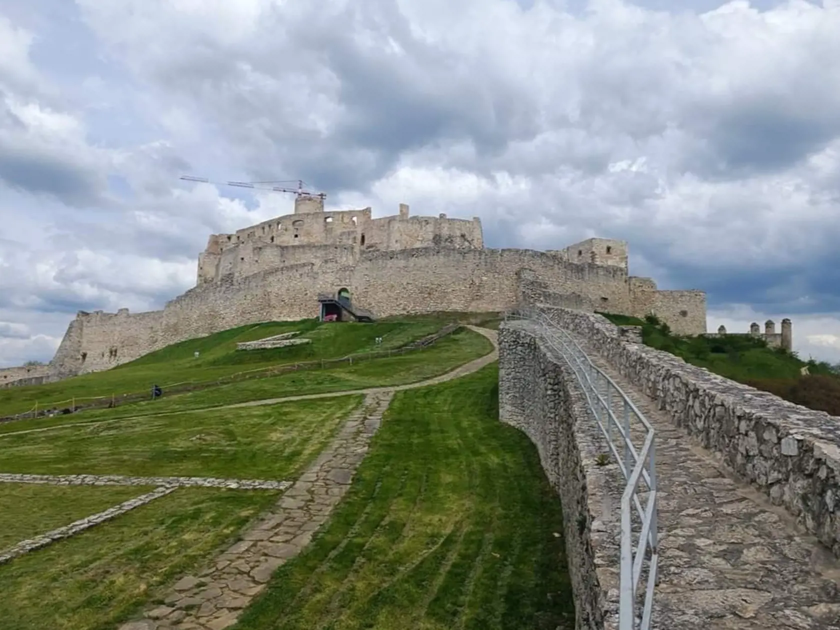 Košický kraj, Spišský hrad. Jeden z našich najväčších hradov, momentálne je dlhodobo z časti uzavretý. Hrad vznikol už v 12. storočí. Prvý písomný doklad o ňom máme však až z roku 1209, keď bol sídlom Spišskej župy.