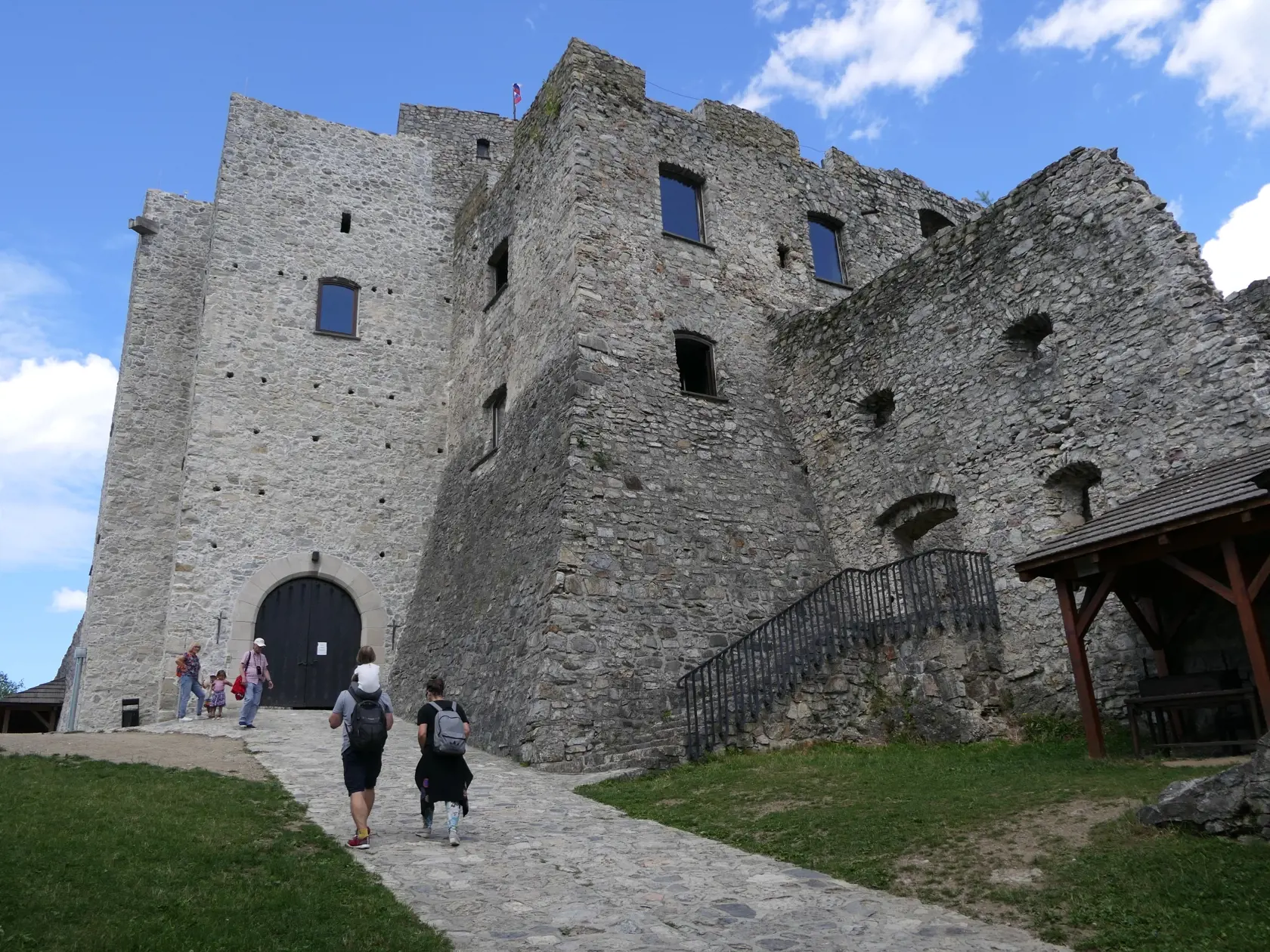 Na snímke stredoveký Hrad Strečno počas prázdnin 13. júla 2022.