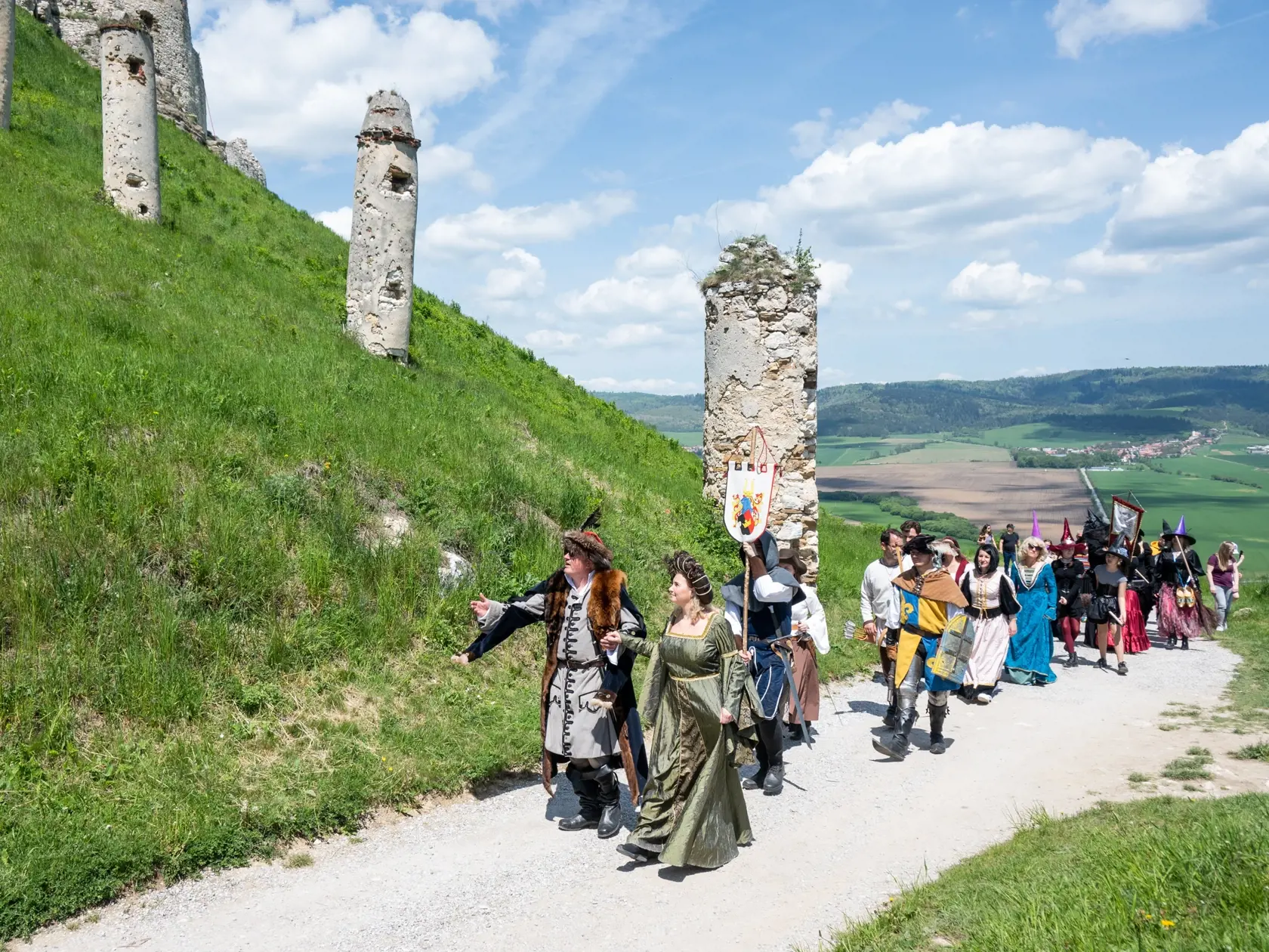 Na snímke dobový sprievod kráča do nádvoria počas otvorenia letnej turistickej sezóny na Spišskom hrade, v Spišskej Kapitule 21. mája 2023.