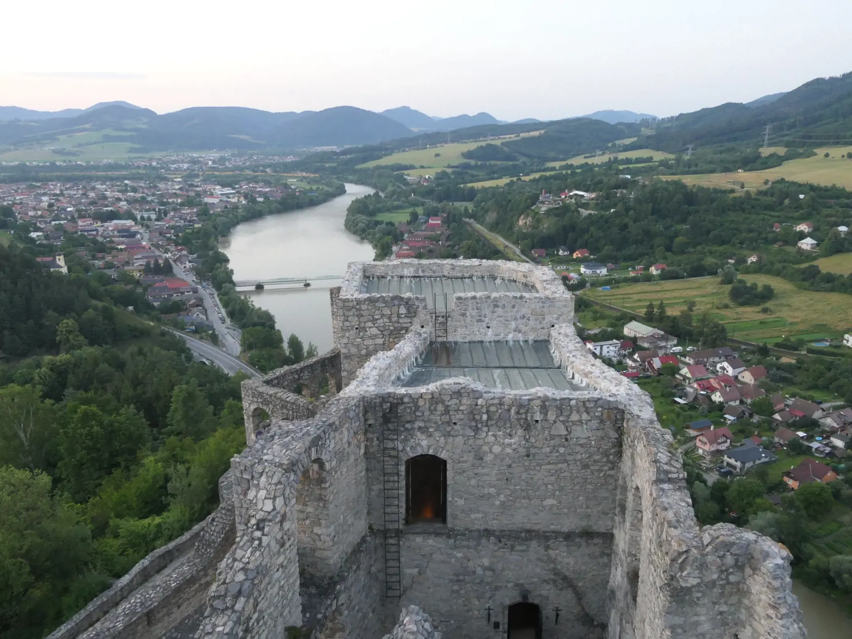 Na snímke rieka Váh a obec Strečno z hradnej veže hradu Strečno 19. júla 2023.