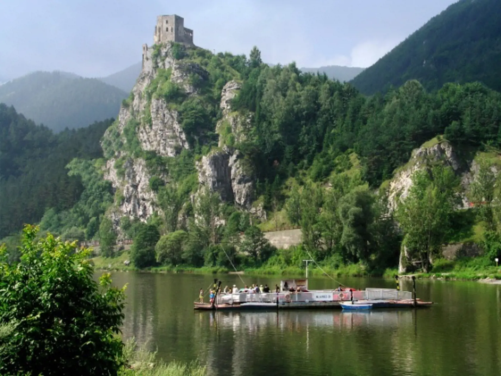Strečno: Majestátne hradby sa už 700 rokov vypínajú nad Váhom.