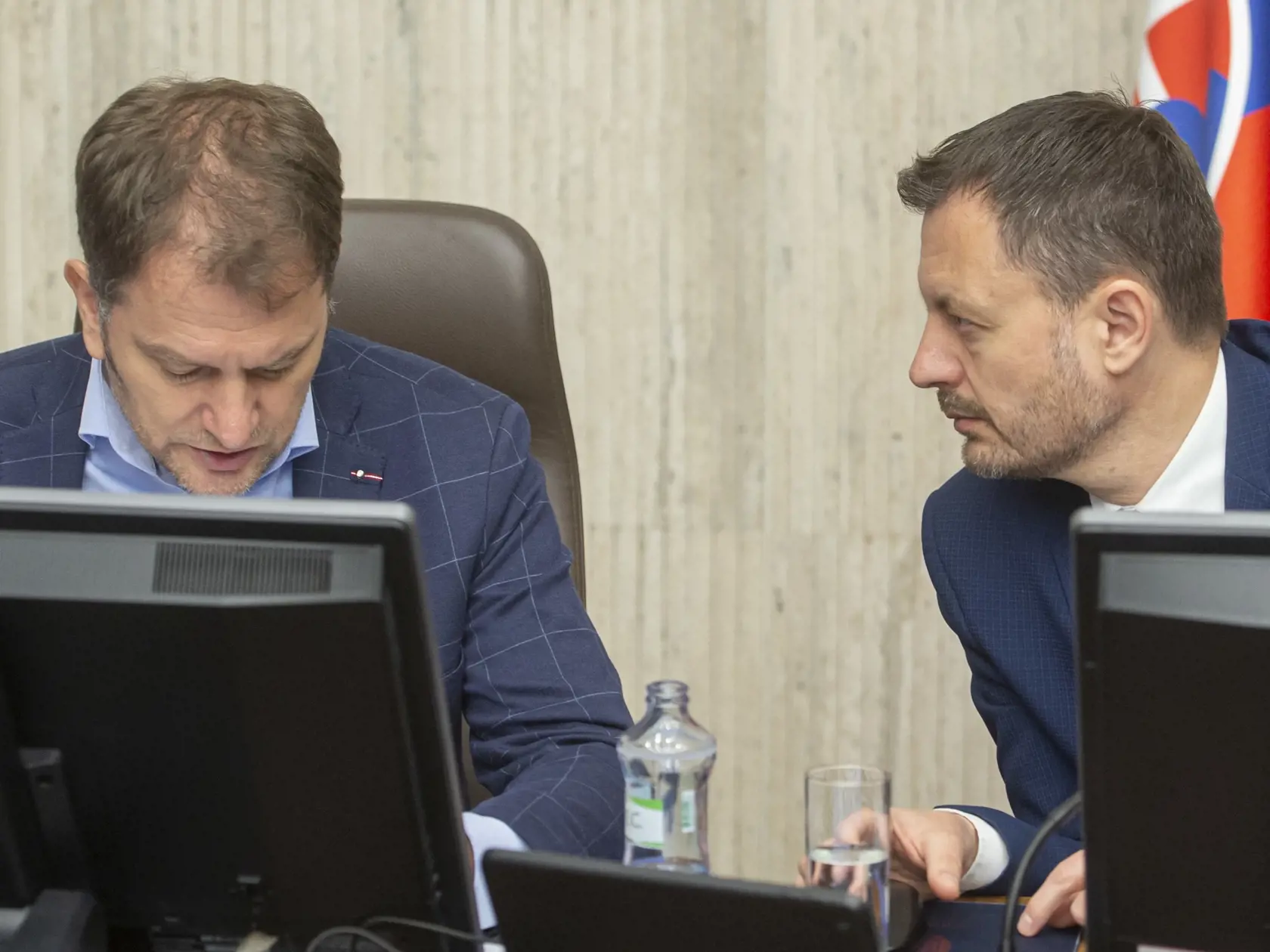 Na snímke sprava predseda vlády SR Eduard Heger a minister financií SR Igor Matovič (obaja OĽaNO) počas 77. rokovania vlády SR 27. apríla 2022 v Bratislave.