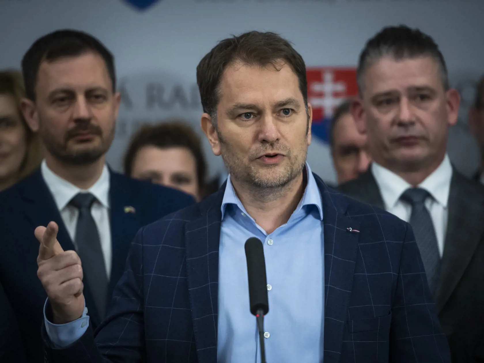 Poslanci Národnej rady (NR) SR začali v stredu popoludní rokovanie mimoriadnej schôdze k odvolávaniu ministra vnútra Romana Mikulca (OĽANO). Inicioval ju opozičný Smer-SD. Opozícia mu vyčíta medializované informácie o jeho údajnom priamom zasahovaní do "živých" trestných vecí. Na snímke zľava predseda vlády SR Eduard Heger, podpredseda vlády a minister financií SR Igor Matovič a minister vnútra SR Roman Mikulec počas tlačovej konferencie hnutia OĽaNO k odvolávaniu ministra vnútra.
