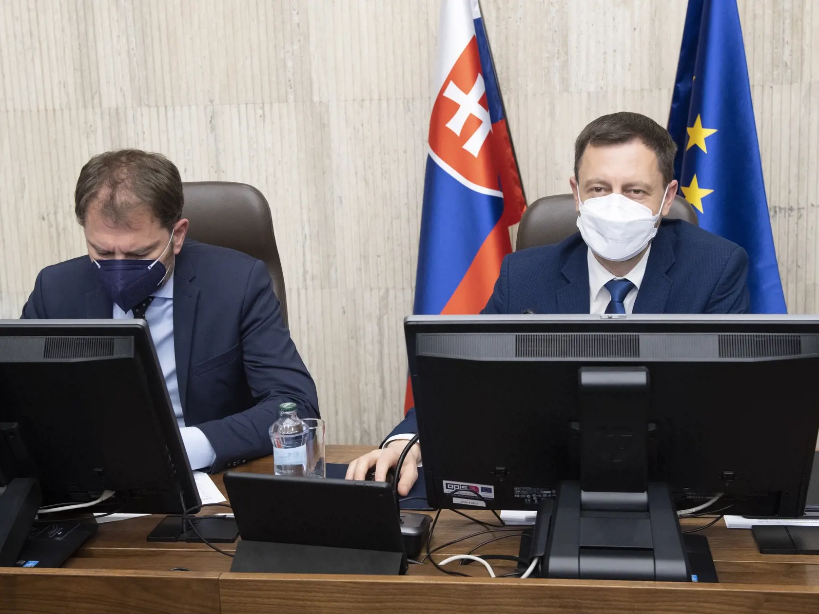 Na snímke sprava predseda vlády SR Eduard Heger a podpredseda vlády a minister financií SR Igor Matovič (obaja OĽaNO) počas rokovania vlády SR v Bratislave v stredu 9. februára 2022.